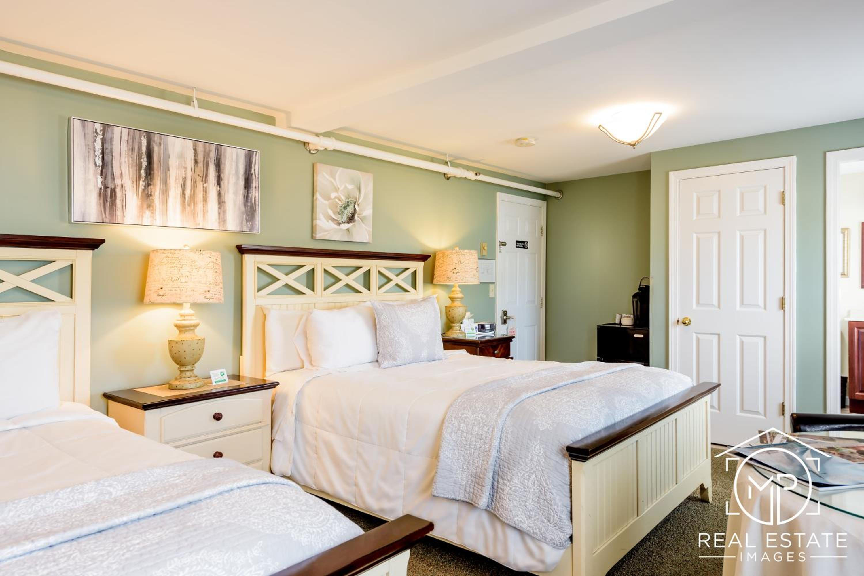 Room 3 - Lilac Room - Two Queen Beds photo 3