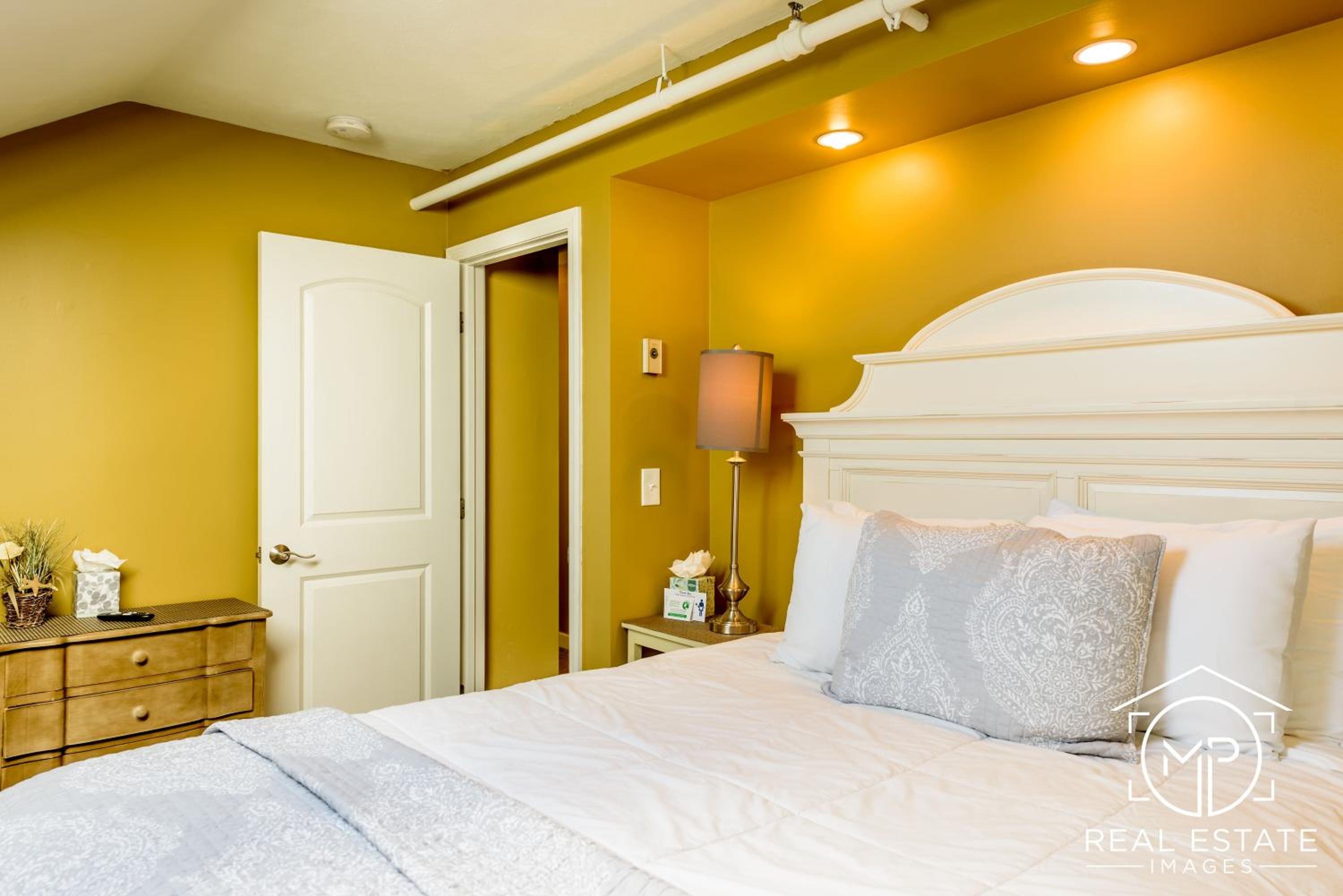 Room 16 - Alberta Apartment - 2 Queen Bedrooms photo 1