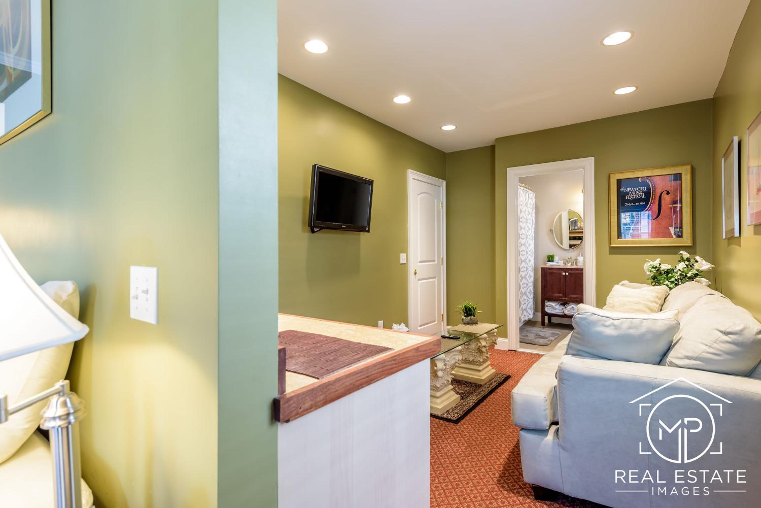 Room 7 - Brittany Room - Studio Suite 1 King Bed and 1 Queen Pull Out Couch photo 1