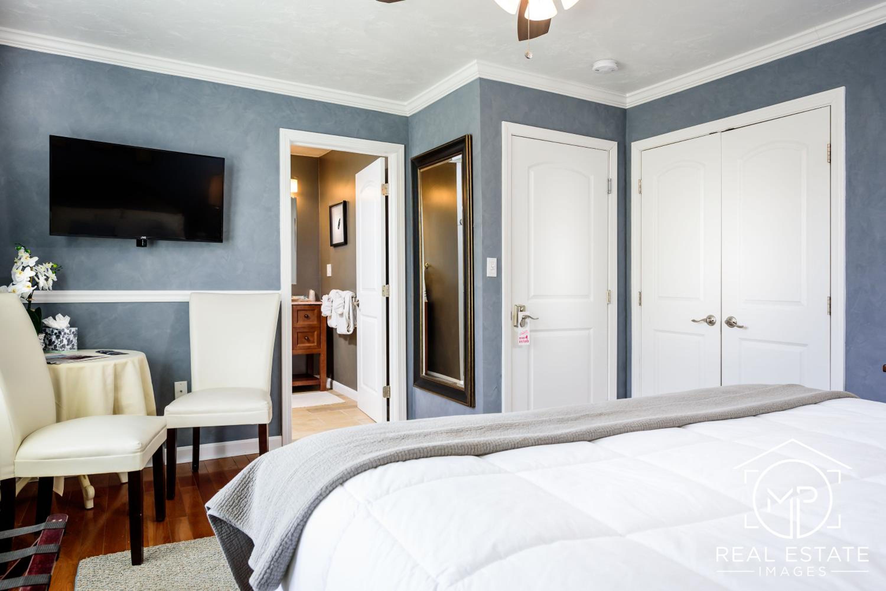Room 12 - Candace Room - Deluxe King Bed