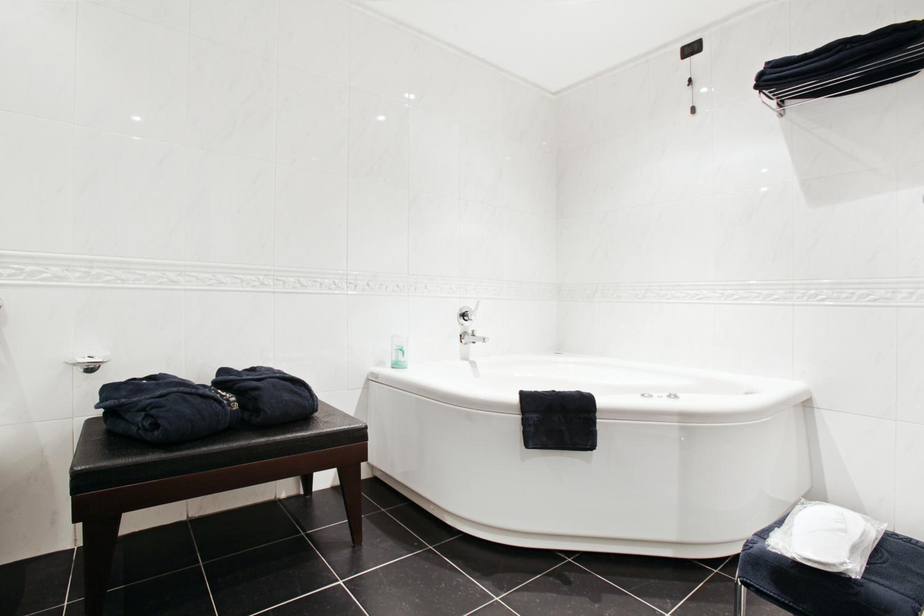 Suite with Hot Tub photo 3