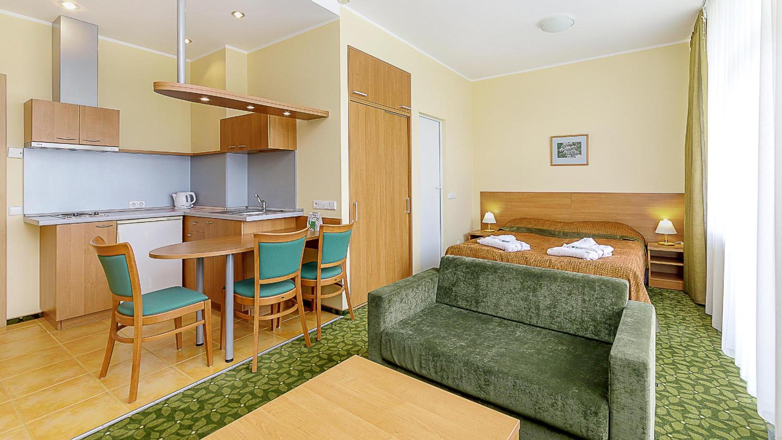 Family Room (2 Adults + 2 Children)