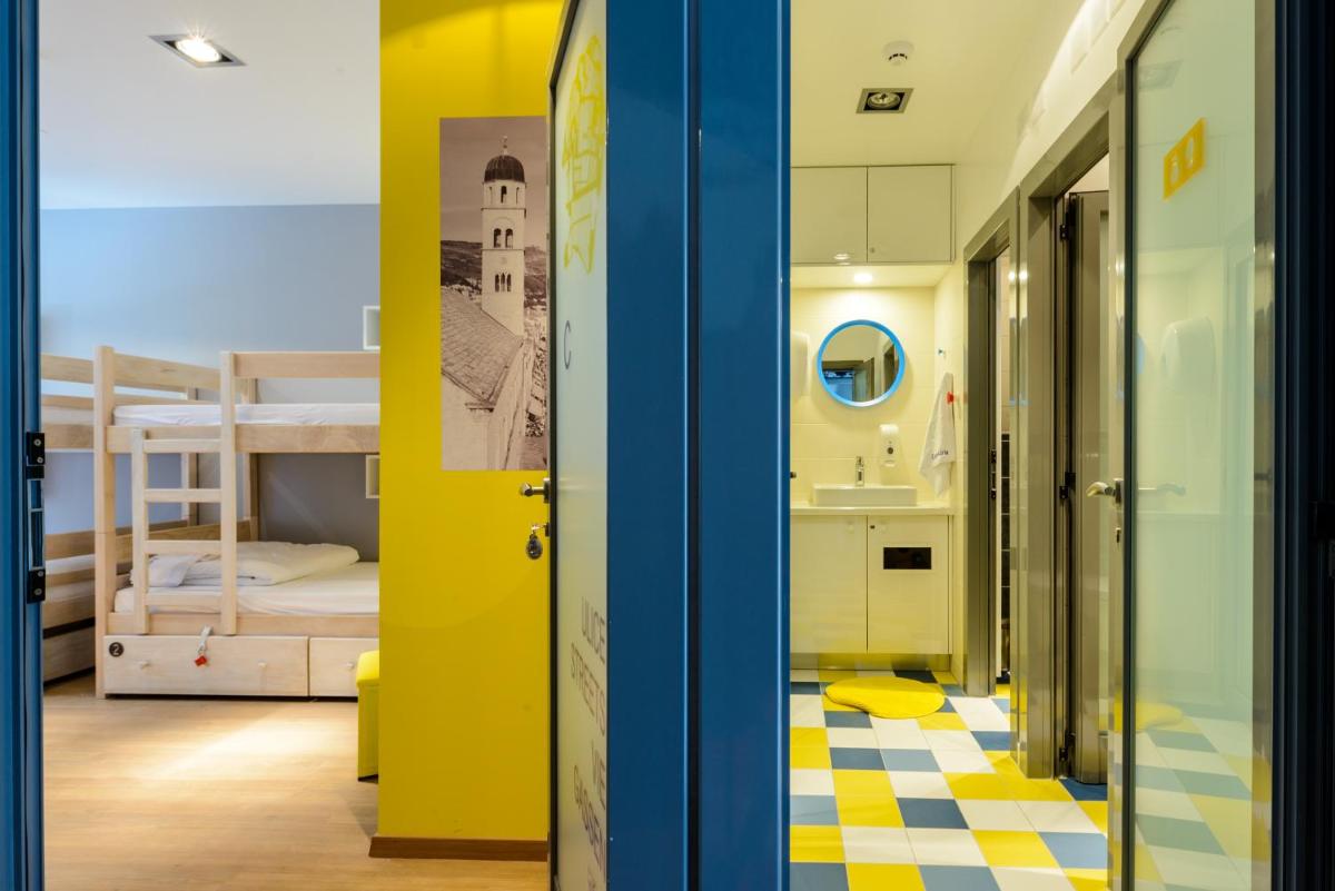 Bunk Bed in 4-Bed Dormitory Room with Garden View