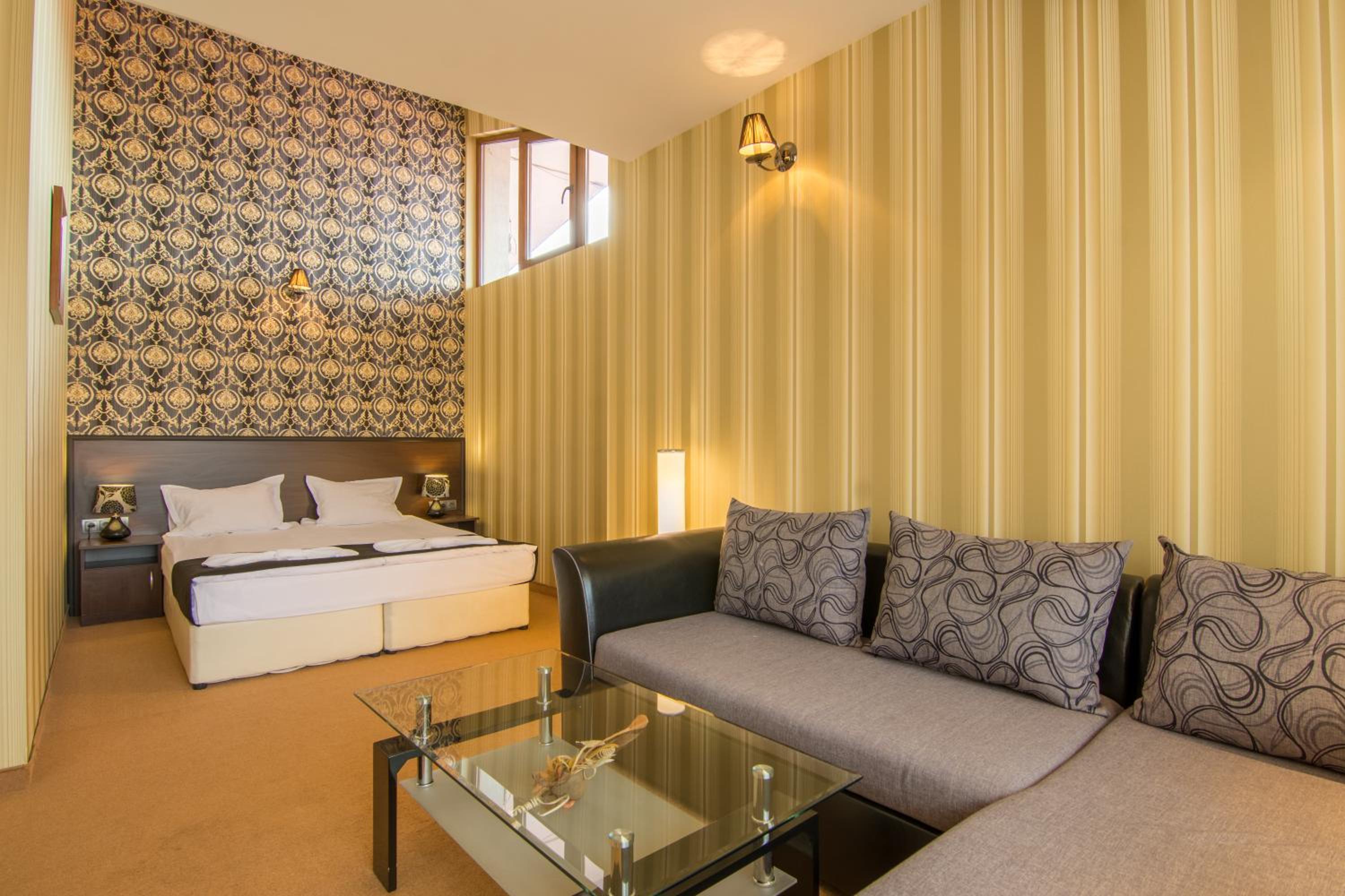 Deluxe Junior Suite with Spa Bath - Photo 6