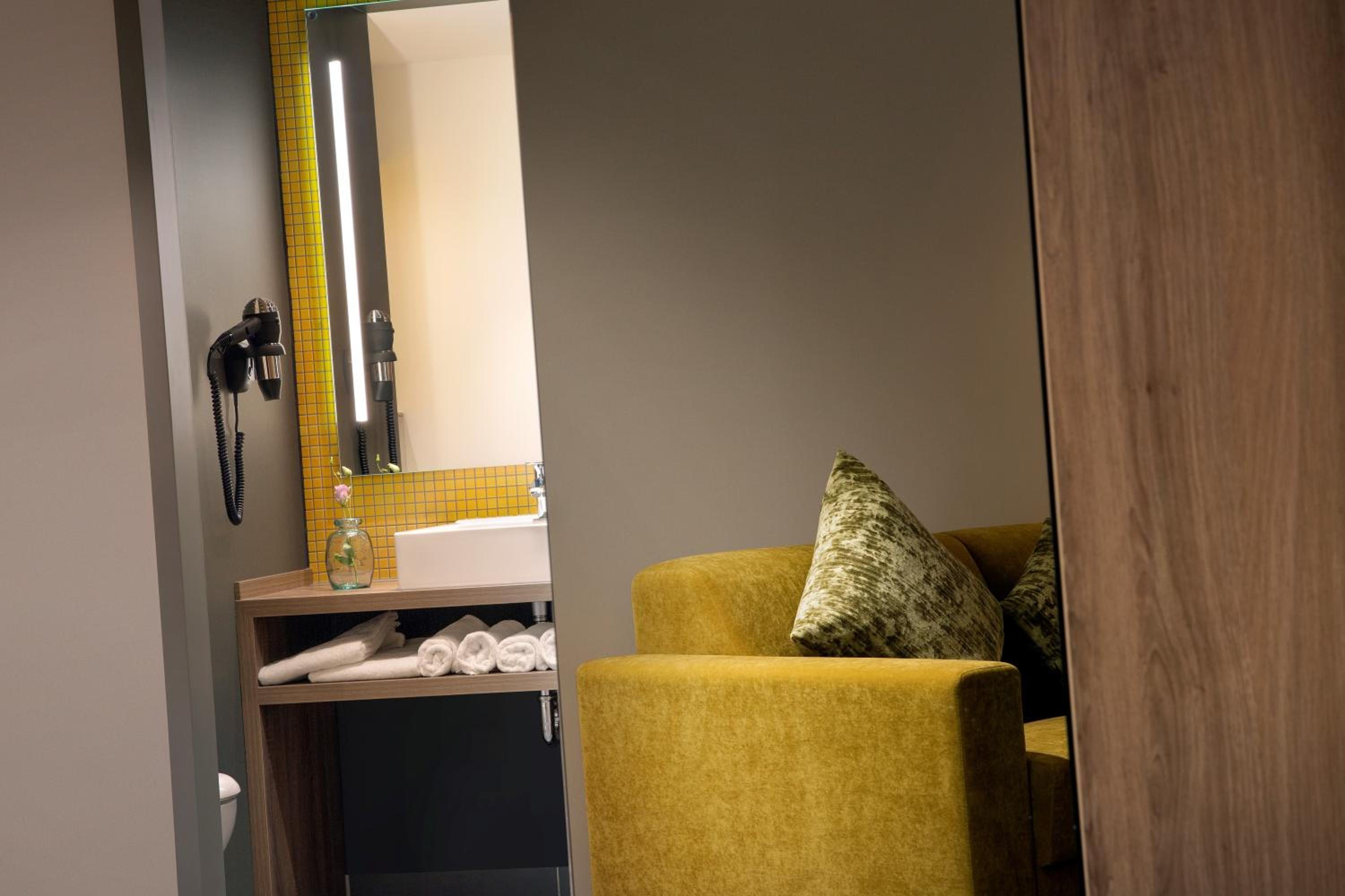 Queen Suite thumbnail 5
