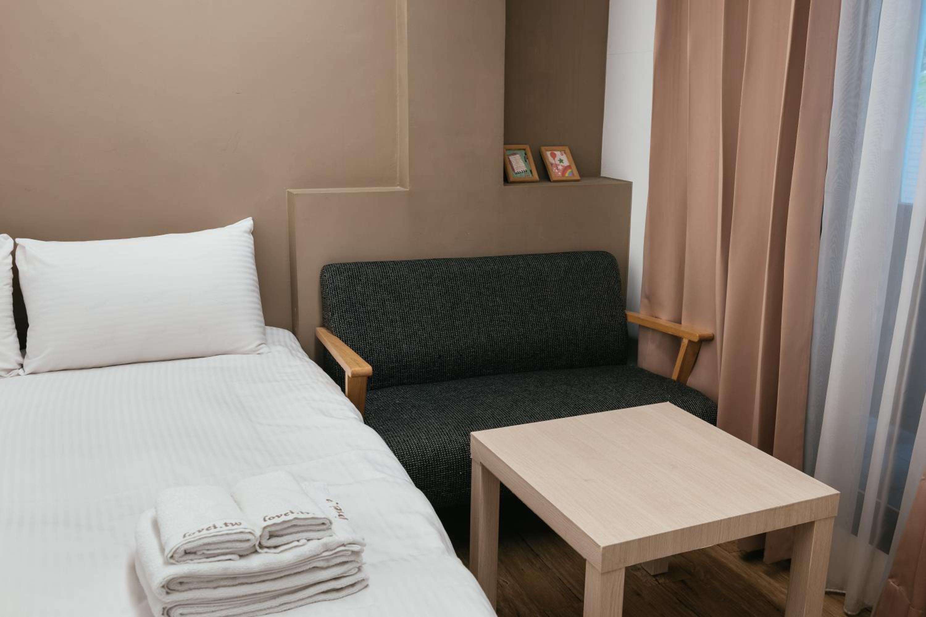 Double Room with Balcony - Photo 4