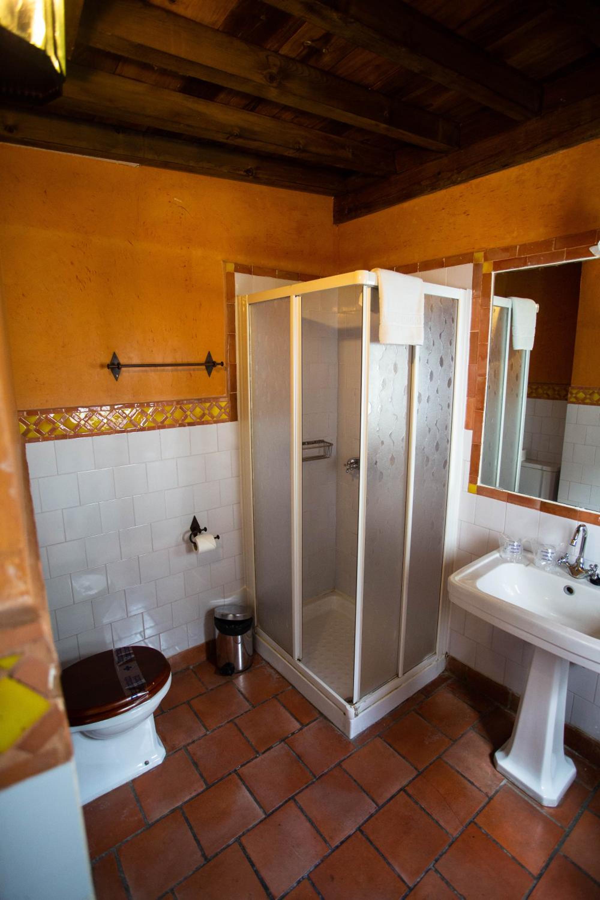 Standard Double or Twin Room - Photo 5
