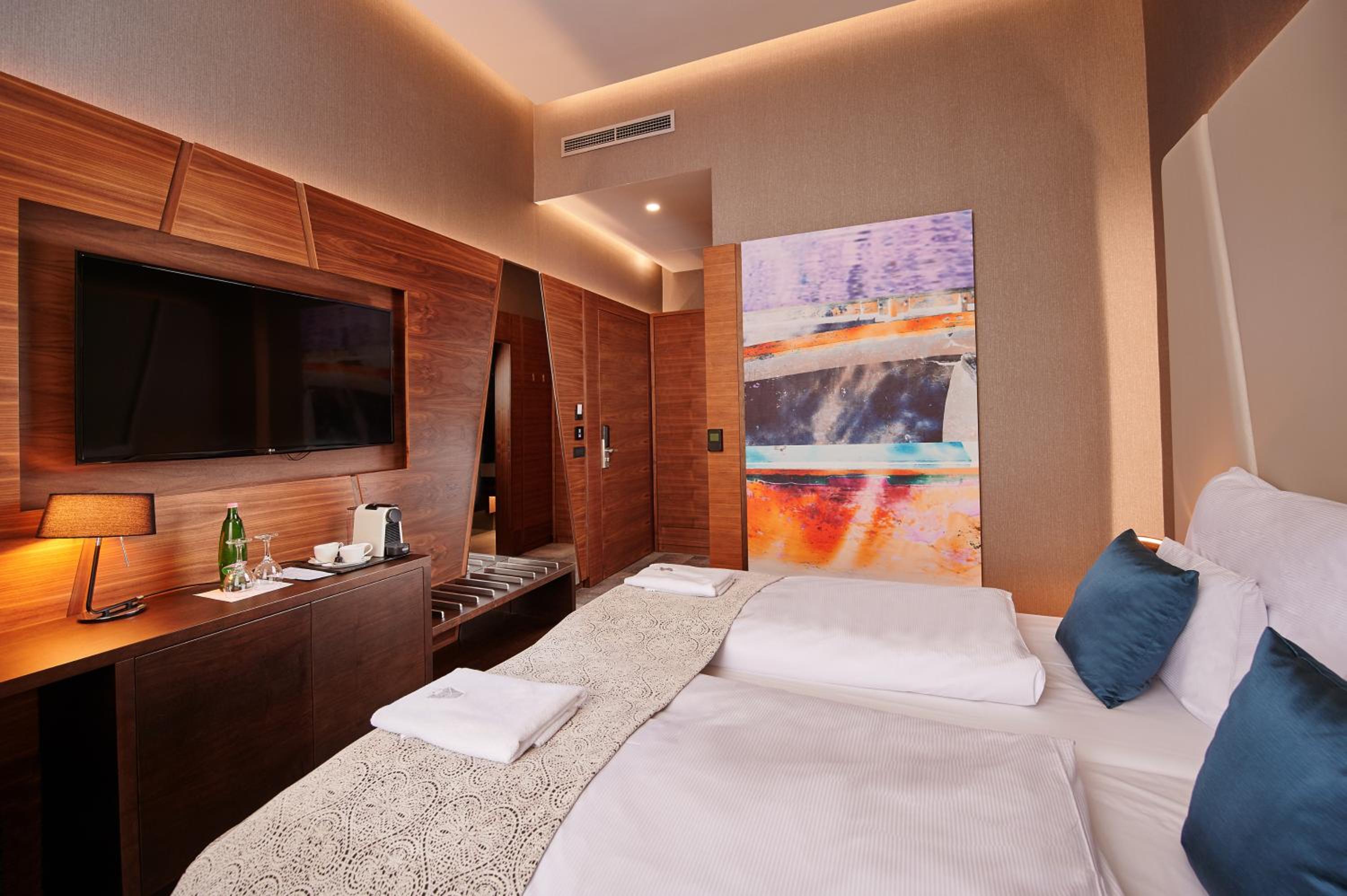 Standard Double or Twin Room with City View photo 2