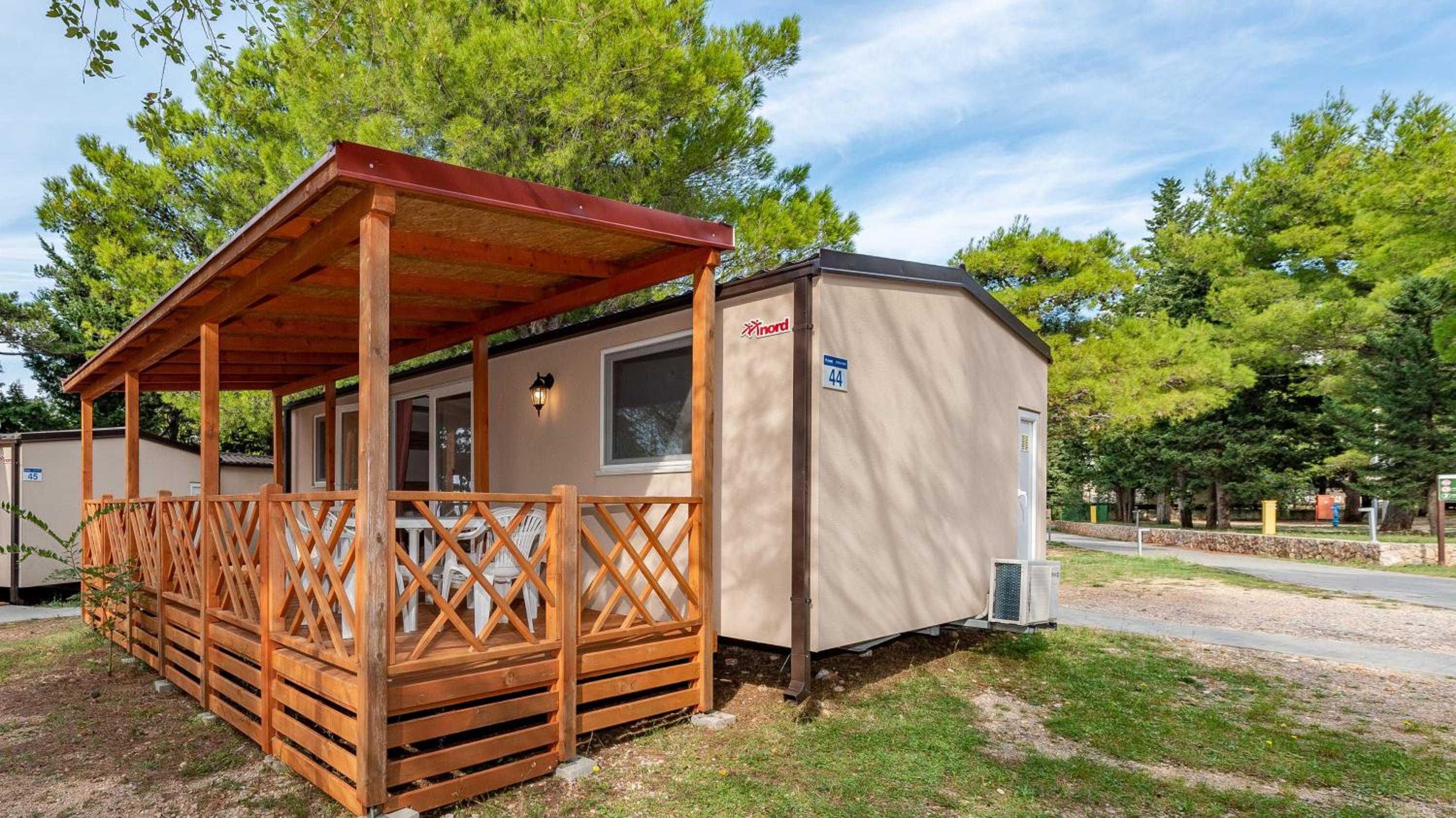 Superior Mobile Home (4 Adults + 2 Children) photo 3