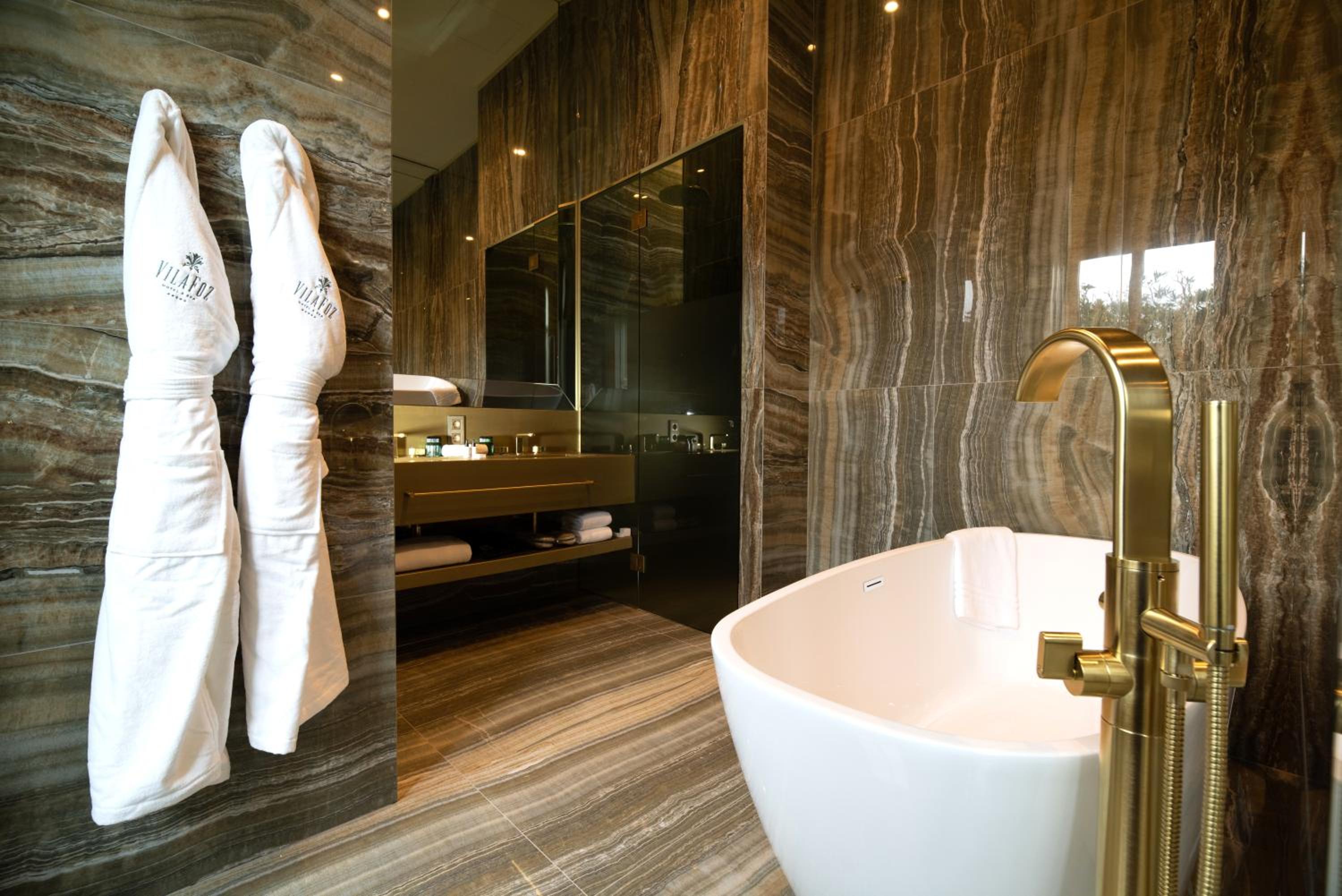 Manor House Room thumbnail 5