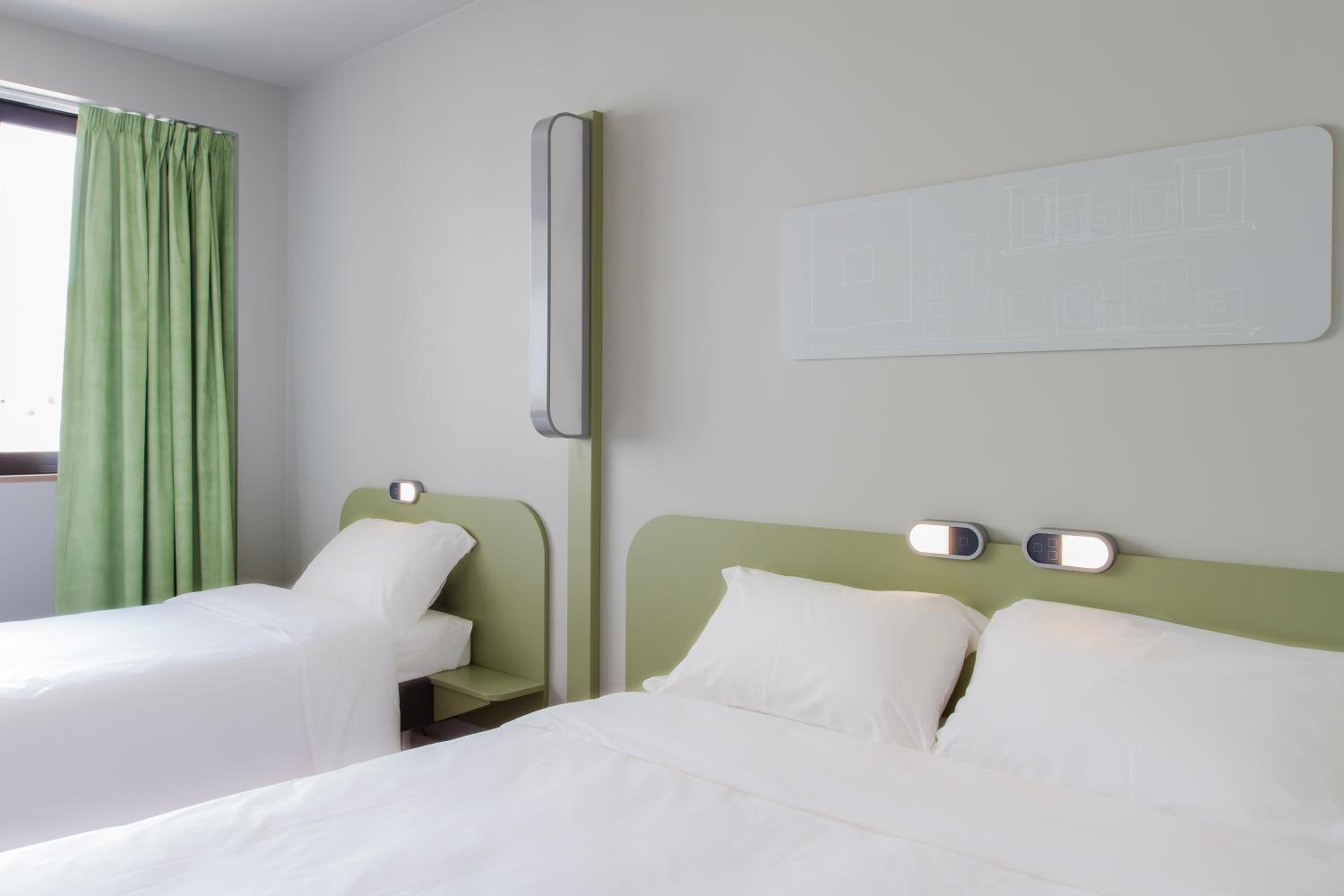Standard Room with Double Bed and Single Bed - Photo 4