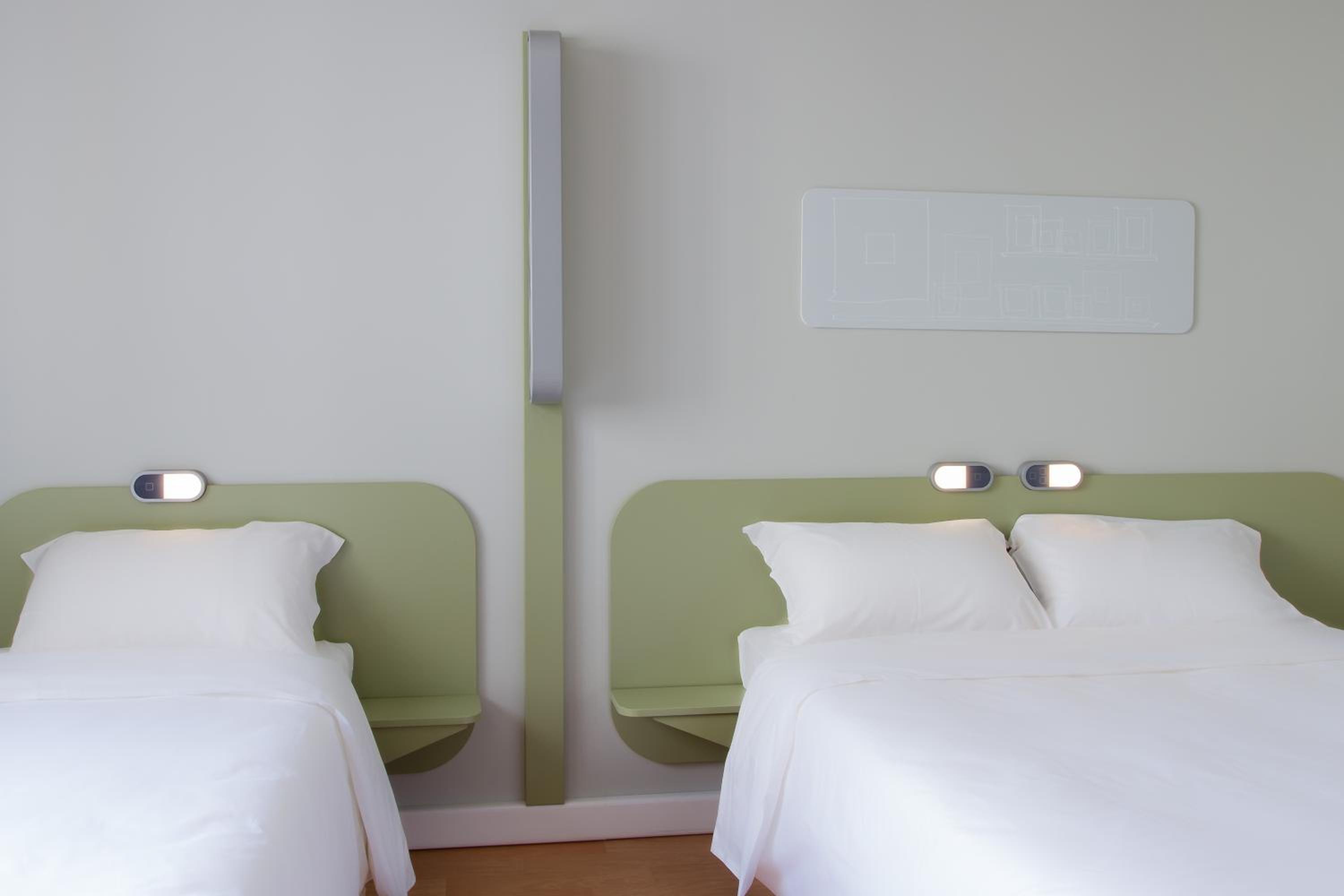 Standard Room with Double Bed and Single Bed - Photo 5