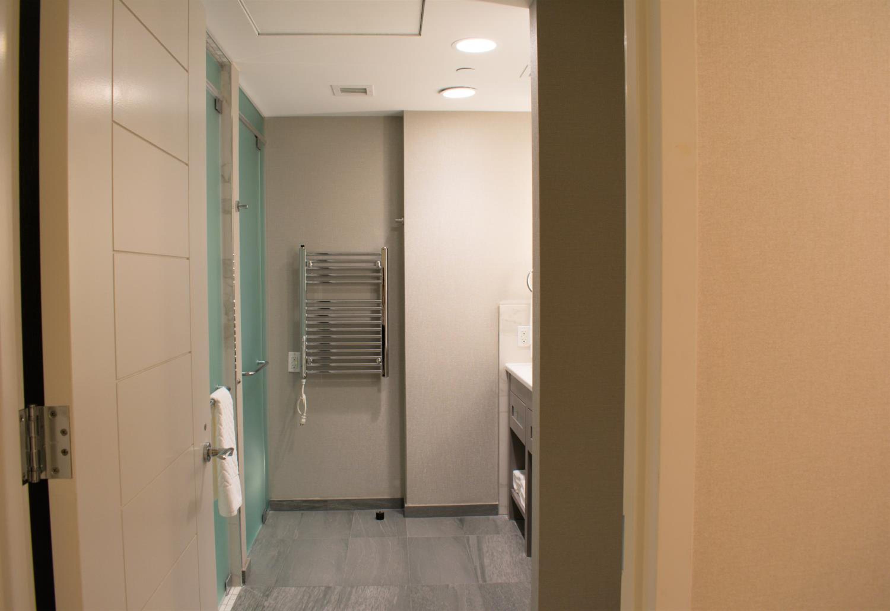 Lakeview King Suite with Balcony- Yoga & Wellness Activities - Photo 5