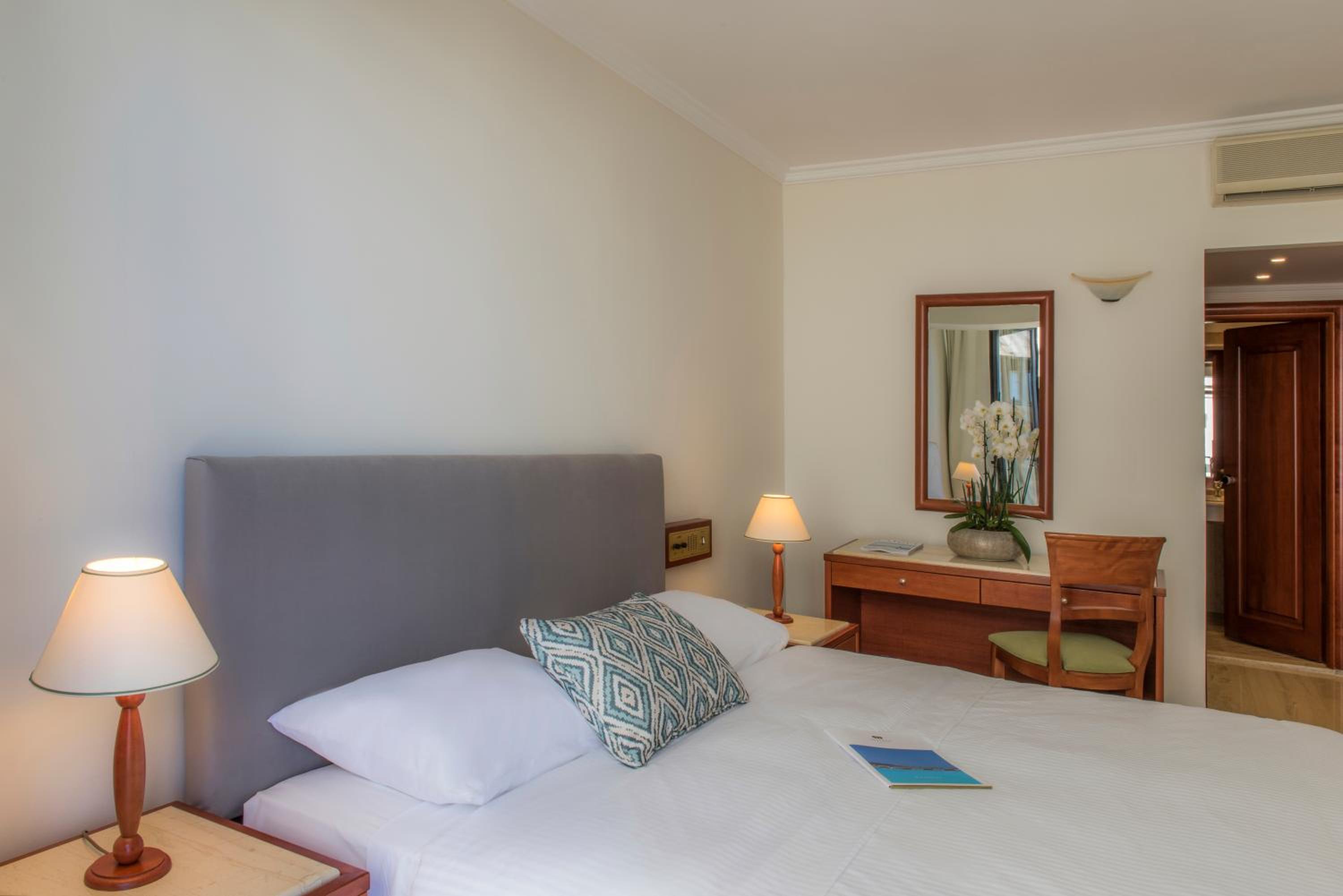 Twin Room with Side Sea View - Photo 1