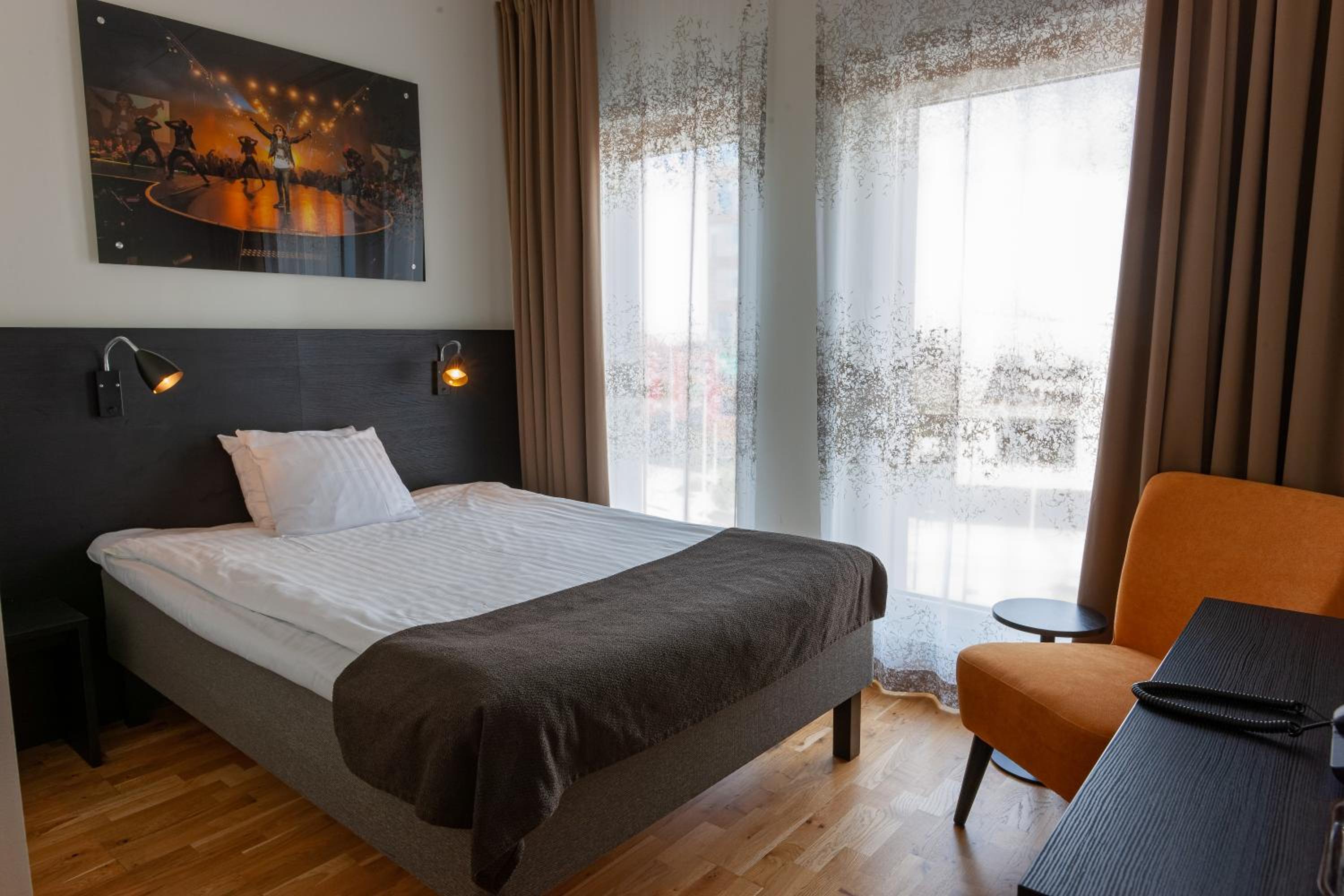 Single Room thumbnail 5