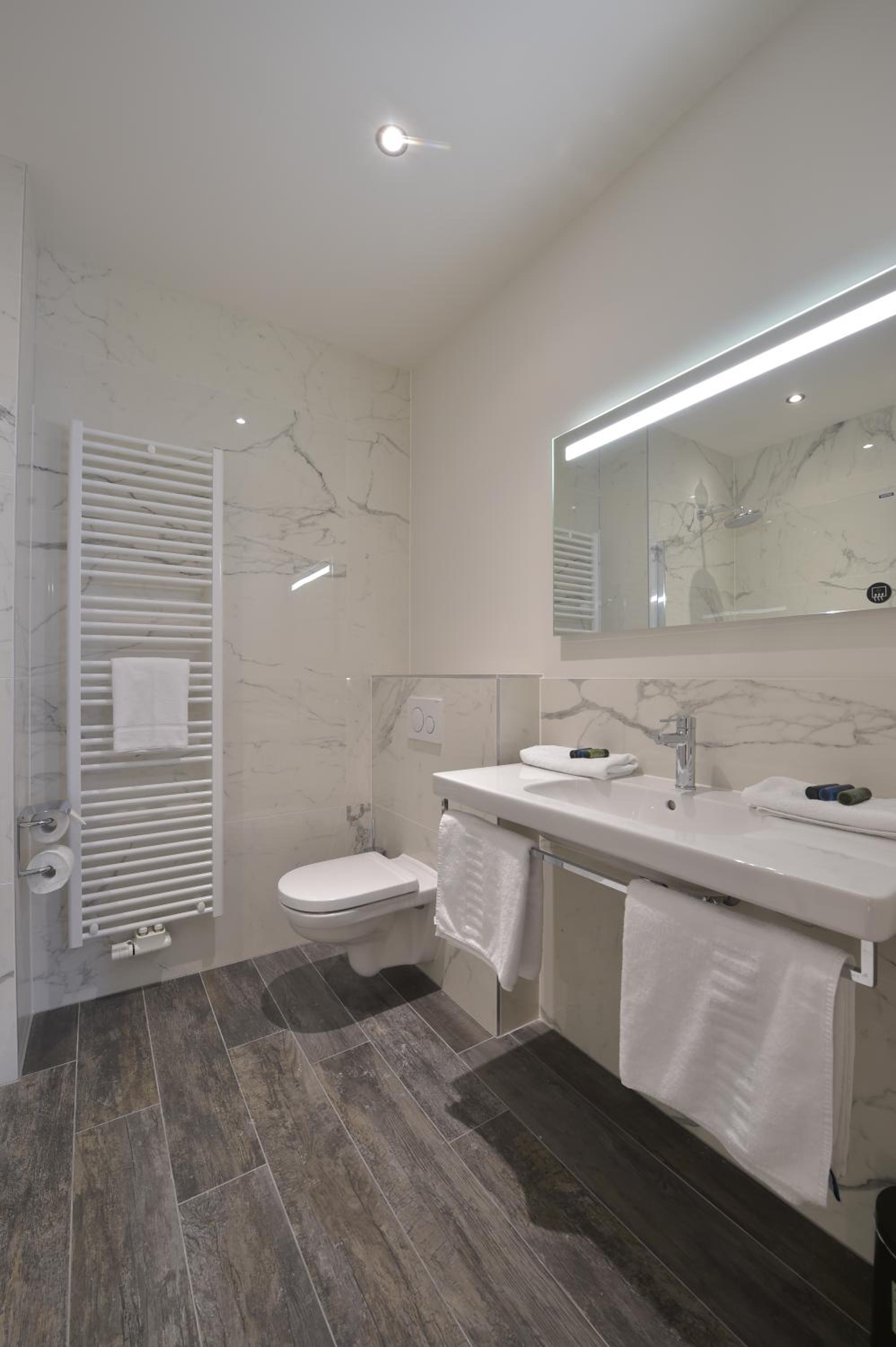 Deluxe Double Room with Balcony - Photo 3