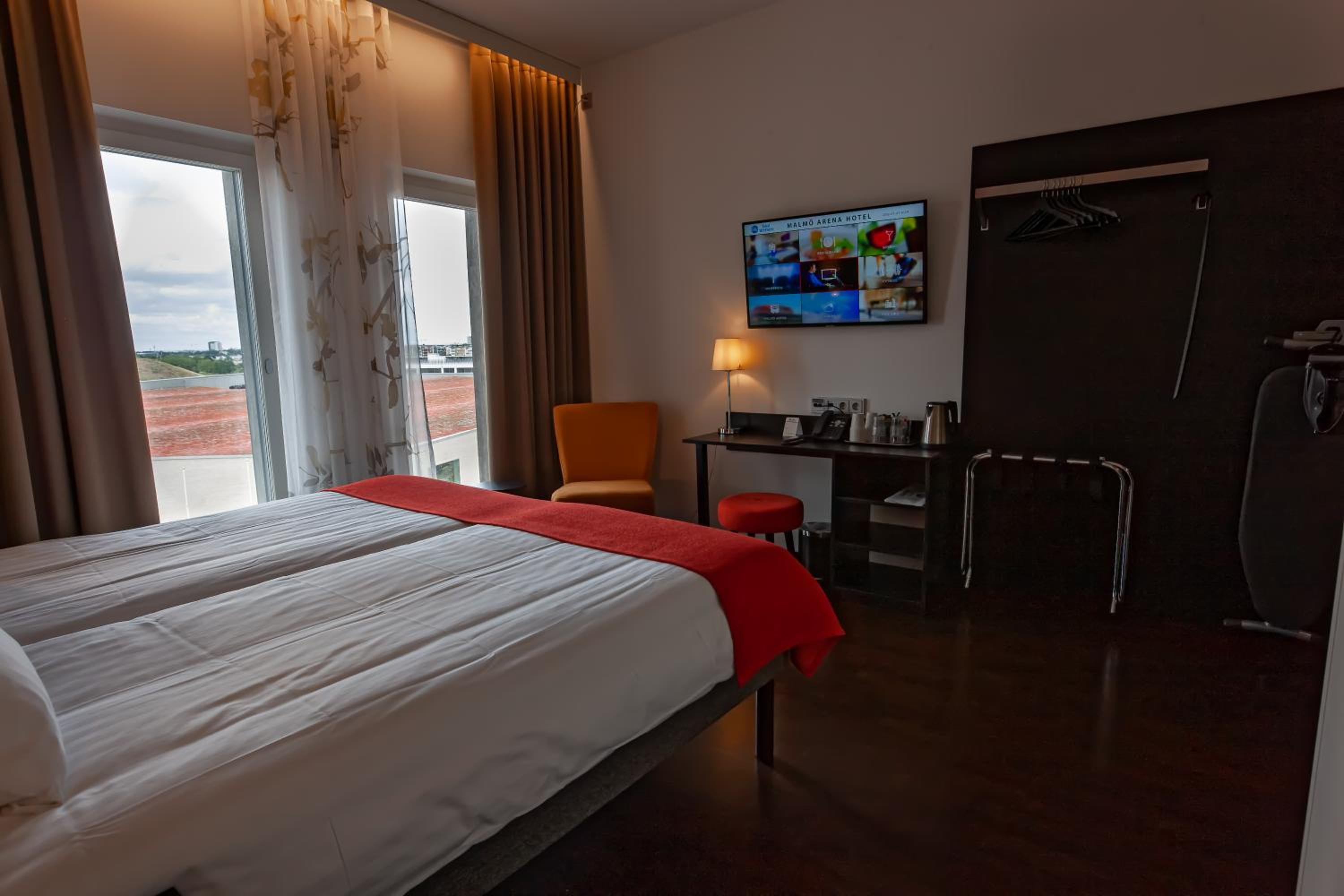 Premium King Room - Non-Smoking thumbnail 6