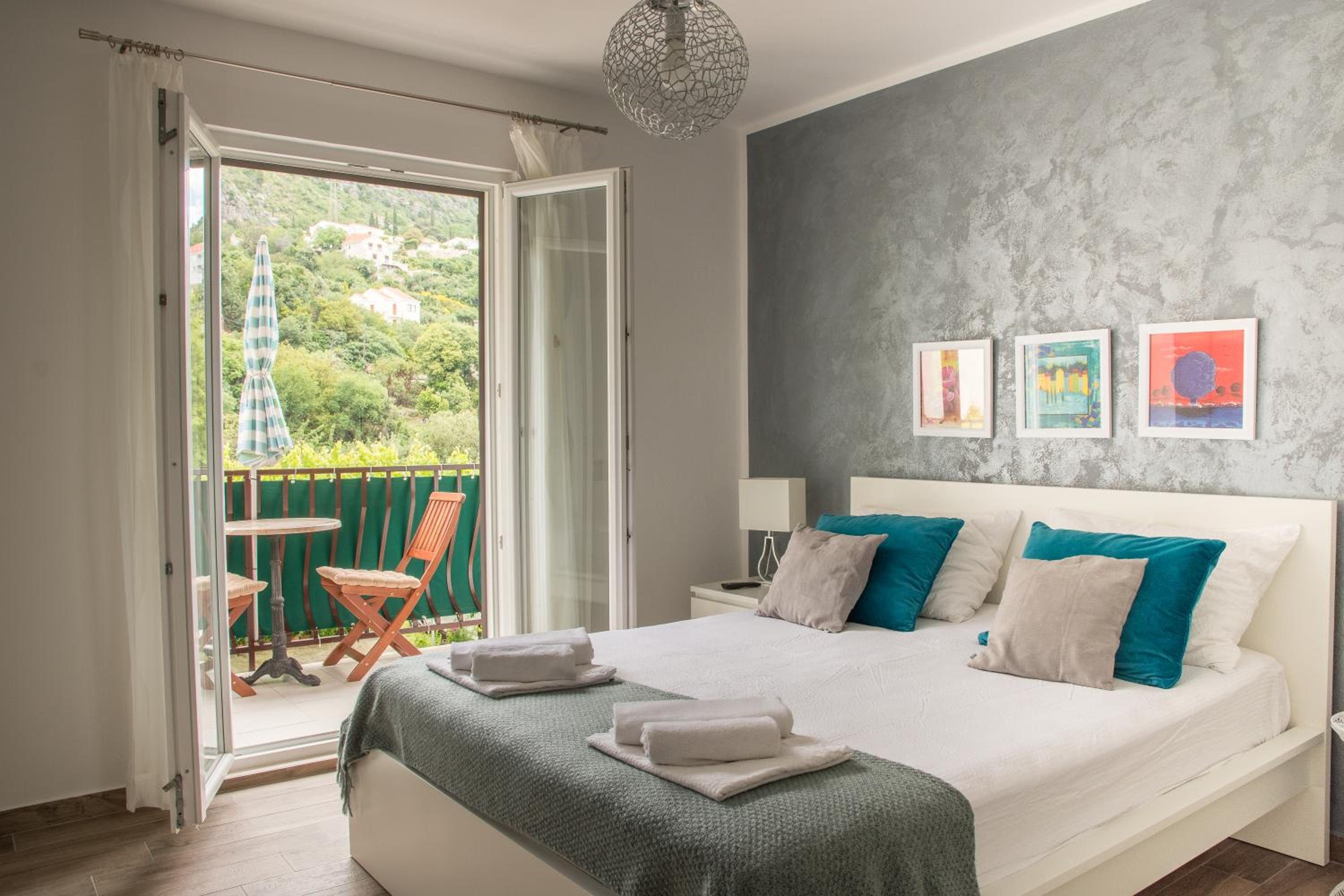 Comfort Two-Bedroom Apartment with Balcony and Sea View