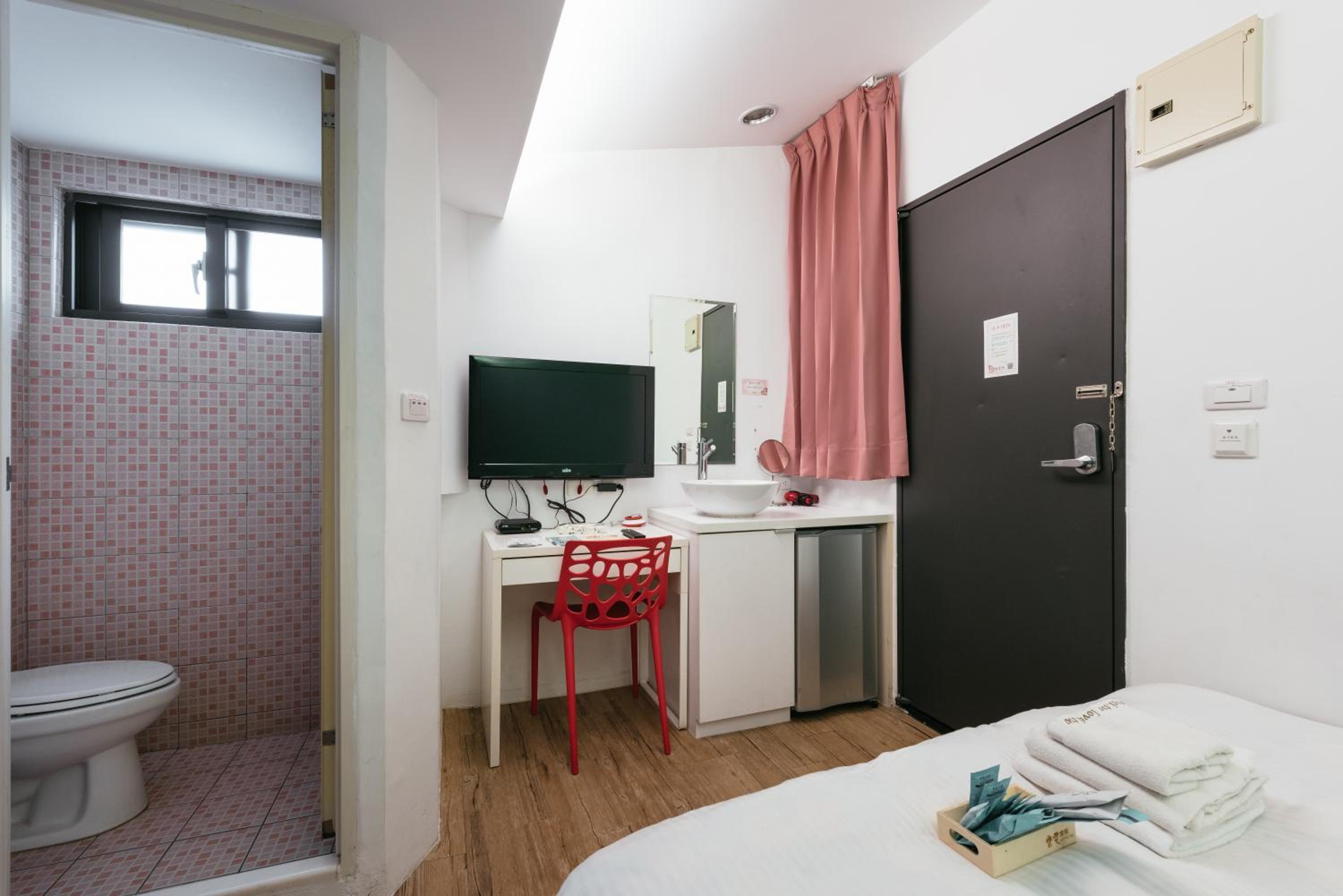 Double Room with Balcony - Photo 21