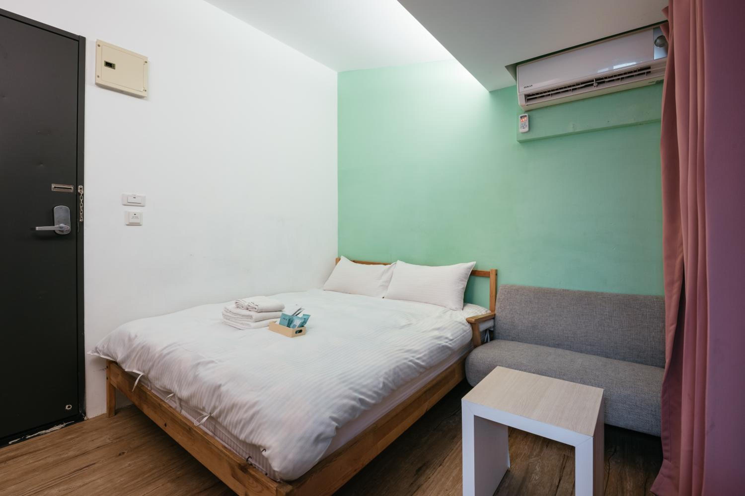 Double Room with Balcony - Photo 19