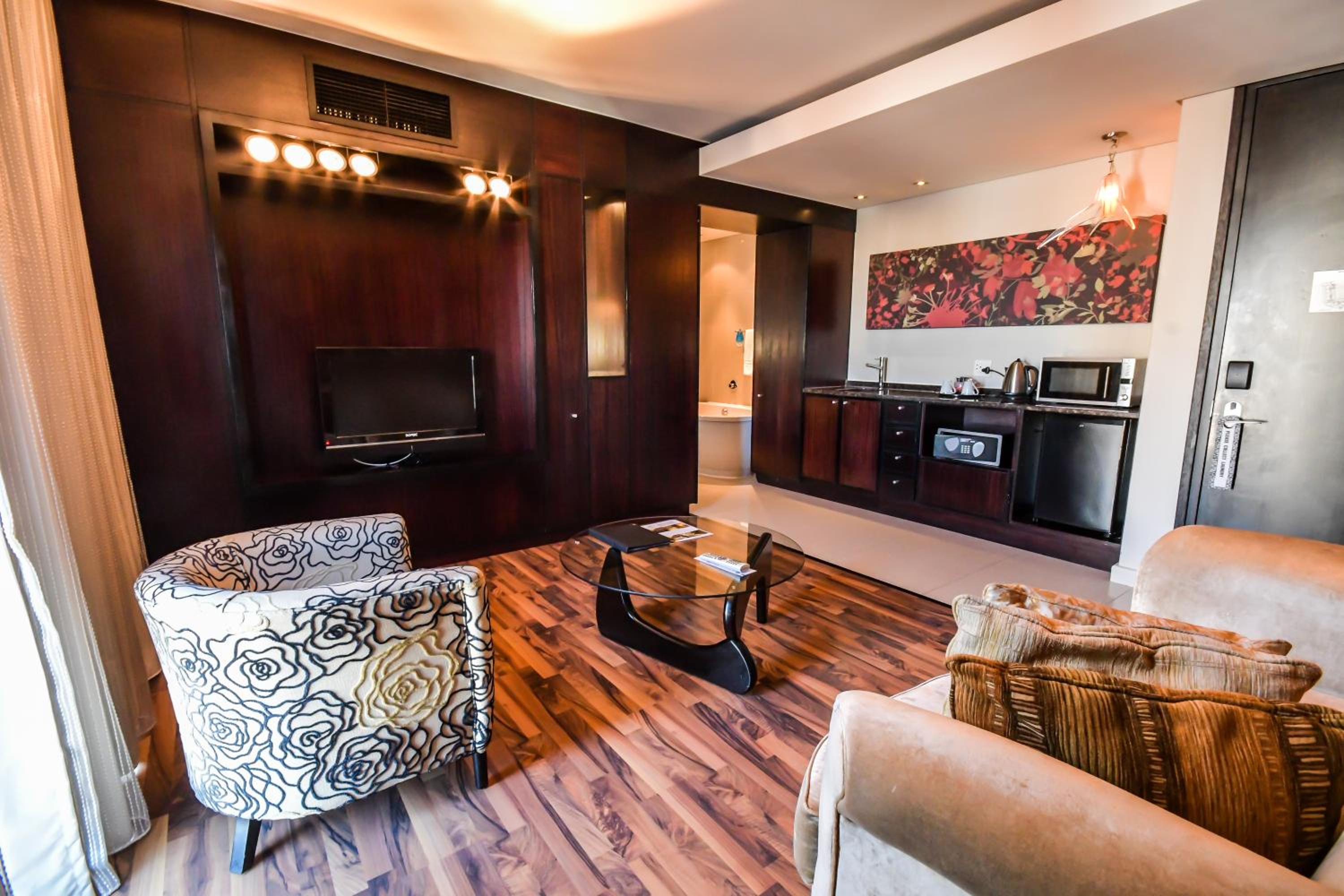 Deluxe Suite - Photo 3