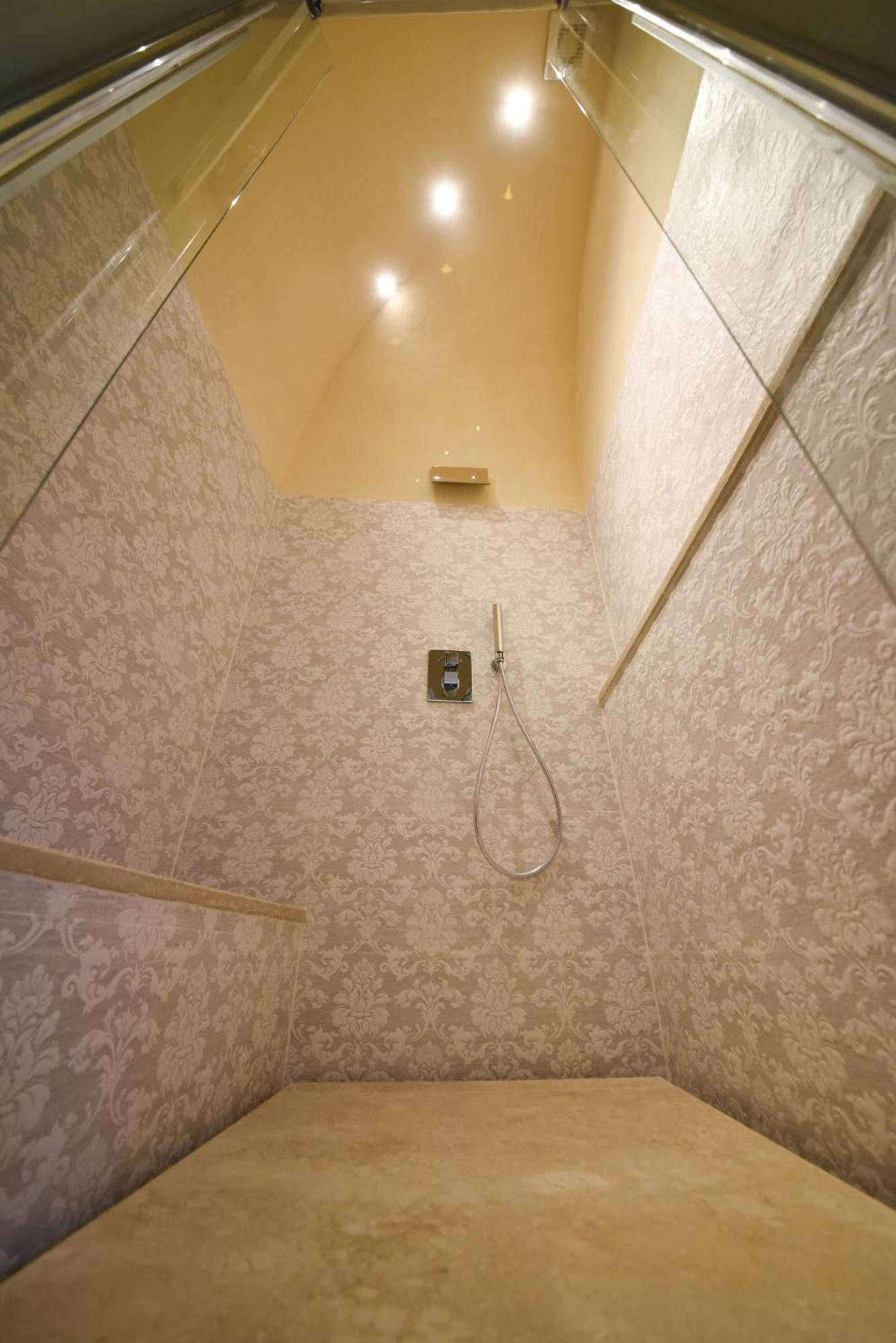 Suite with Spa Access - Photo 13