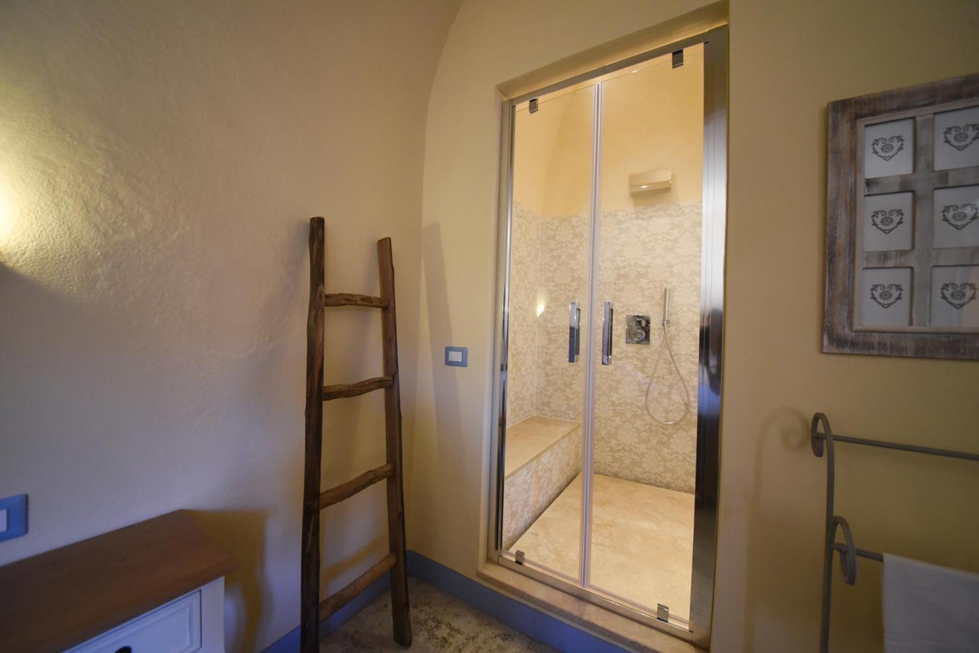 Suite with Spa Access - Photo 14