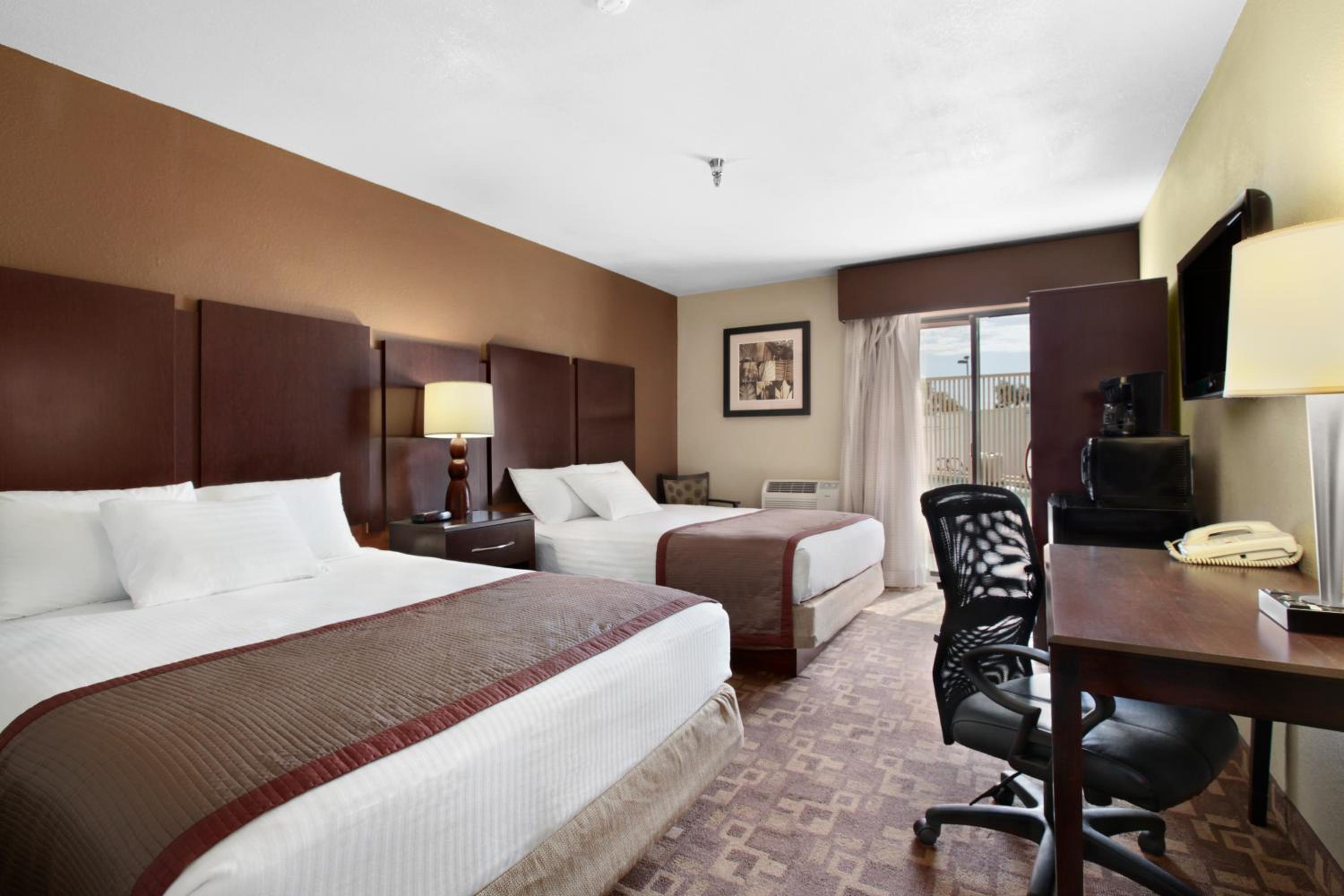 Queen Room With Two Queen Beds - Non-Smoking - Photo 2