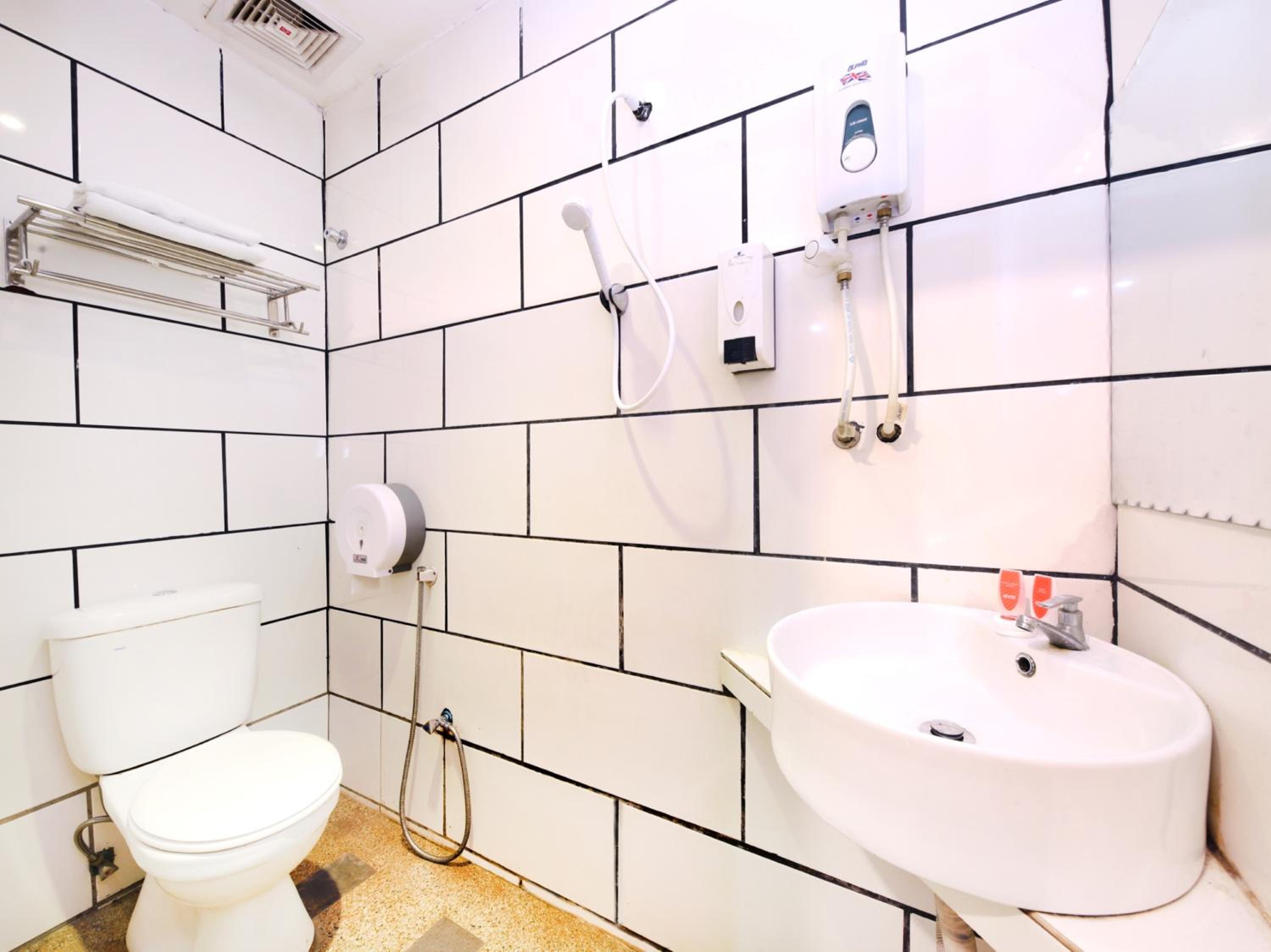 Standard Twin Room - Photo 4