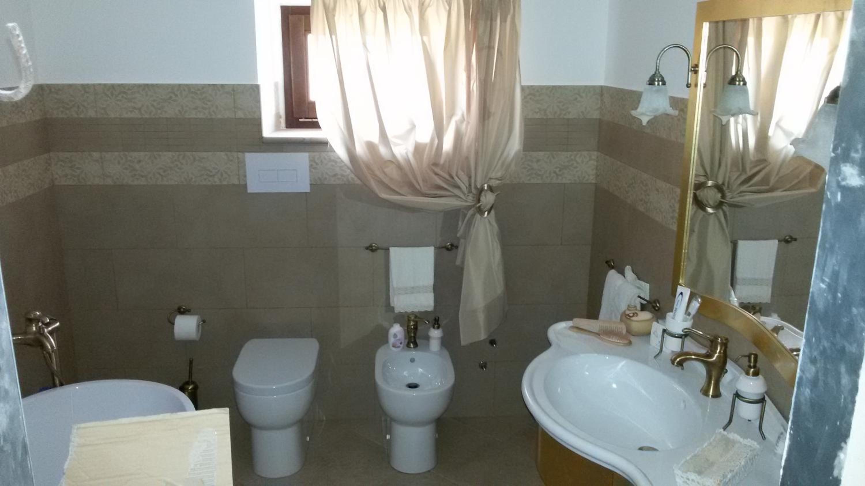 Deluxe Room (2 Adults + 1 Child) - Photo 3