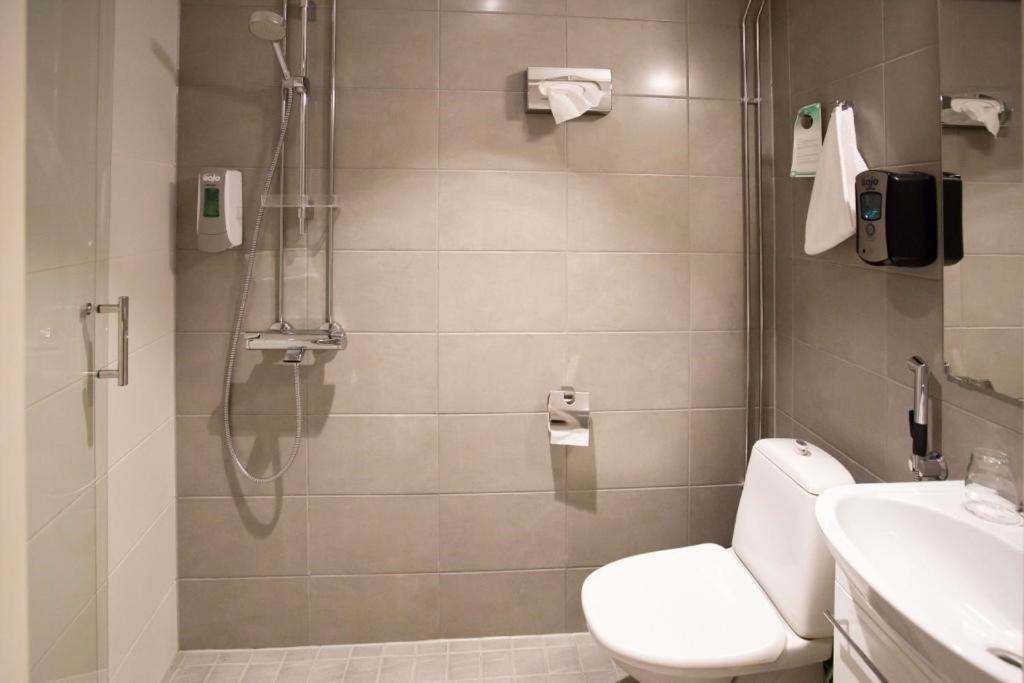 Budget Double Room without Window photo 2