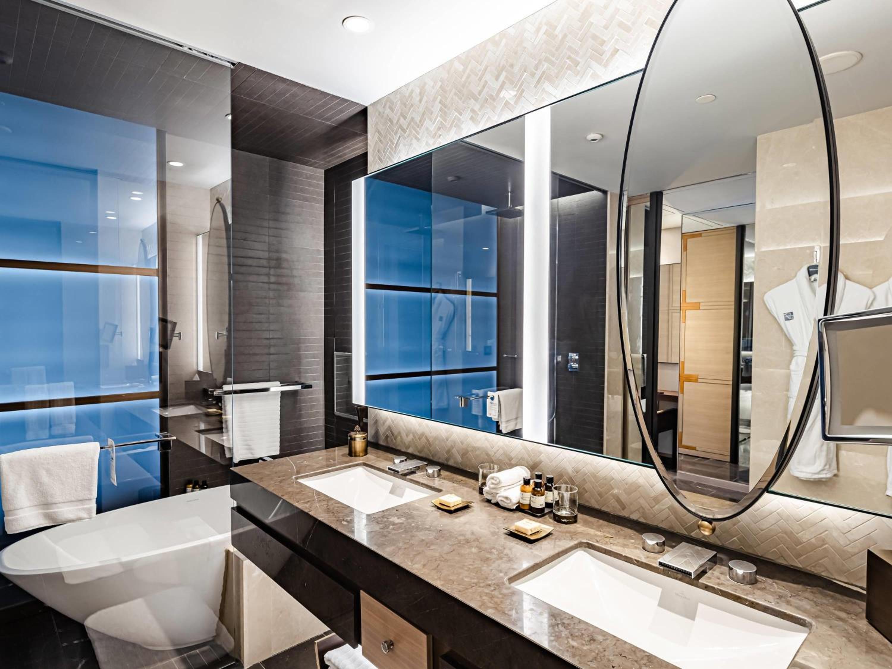 Fairmont Gold Queen Room with Two Queen Beds, City View and Lounge Access