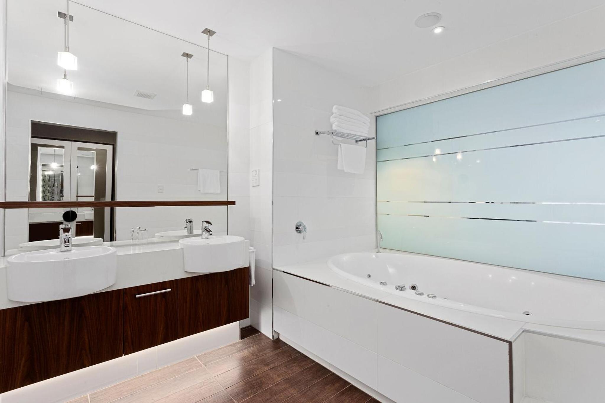 Executive King Room with Spa Bath - Photo 4