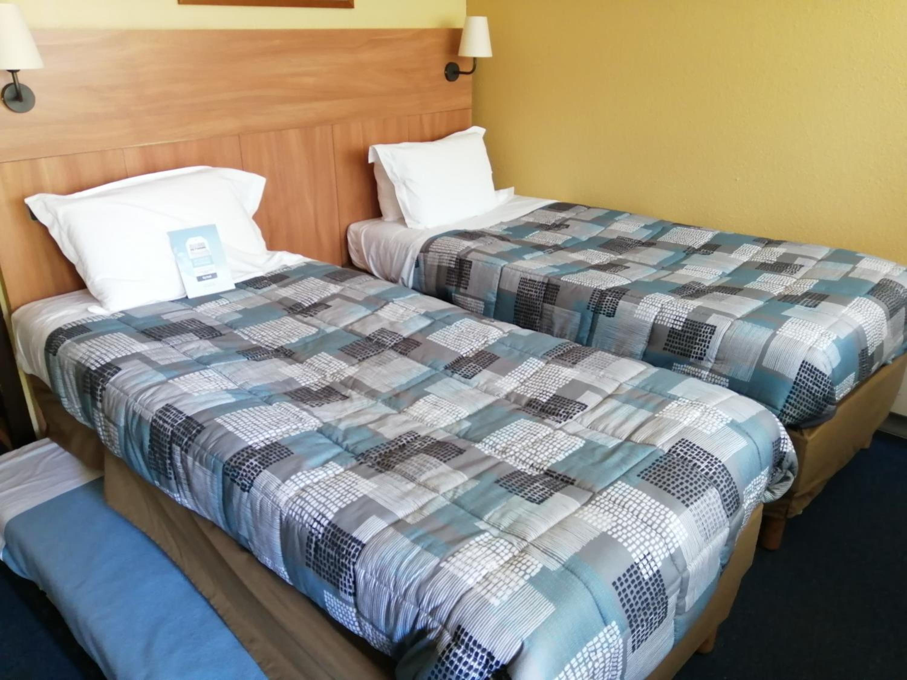 Triple Room with 2 Single Bed and 1 Junior Bed - Photo 1