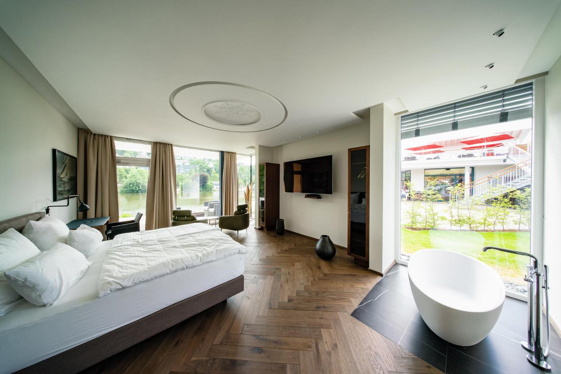Junior Suite with Lake View - Photo 1