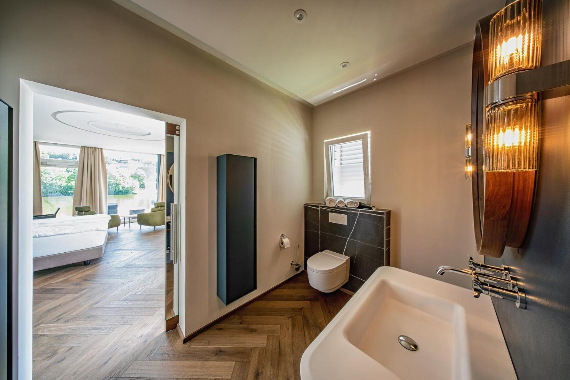 Junior Suite with Lake View - Photo 2