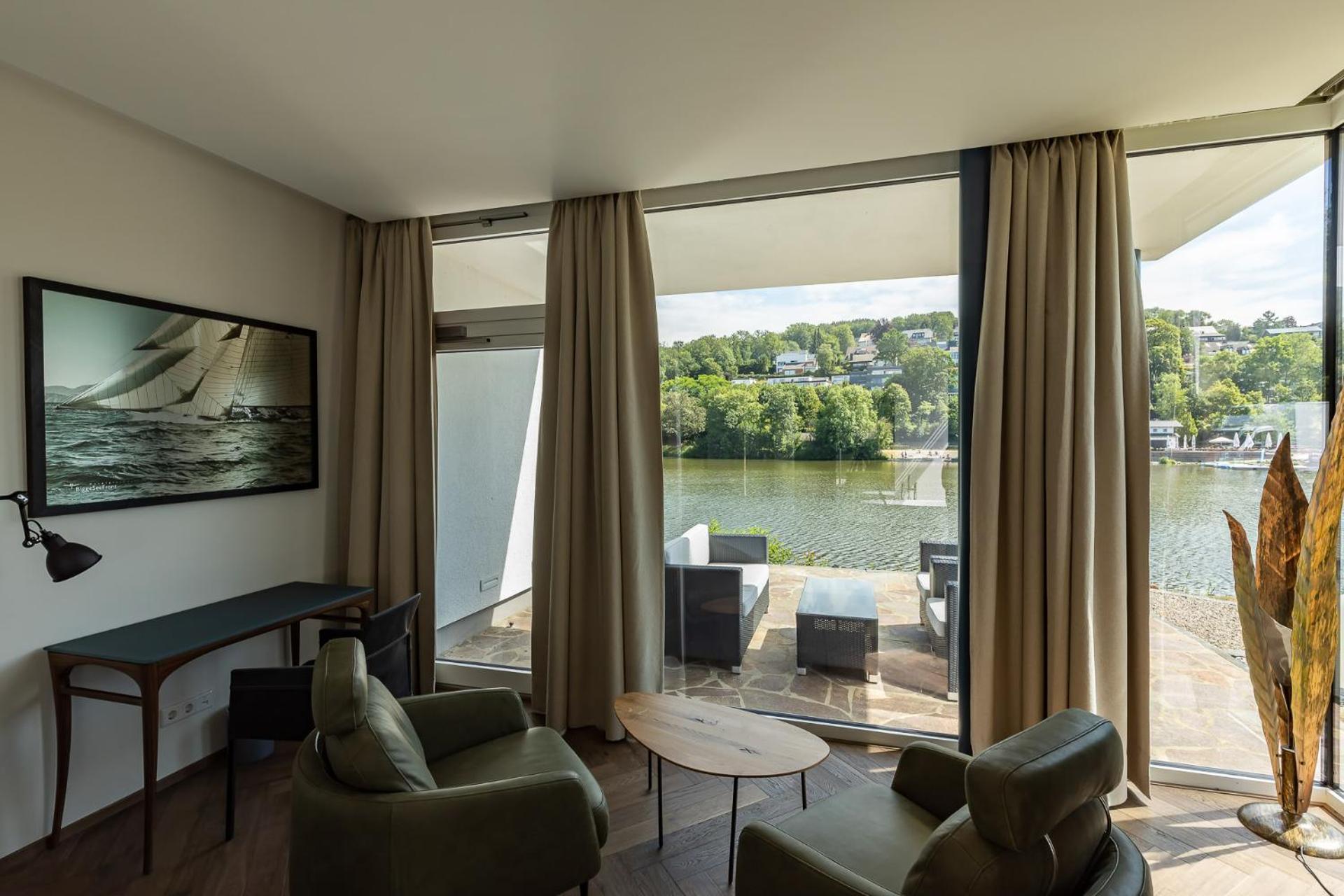 Junior Suite with Lake View - Photo 3