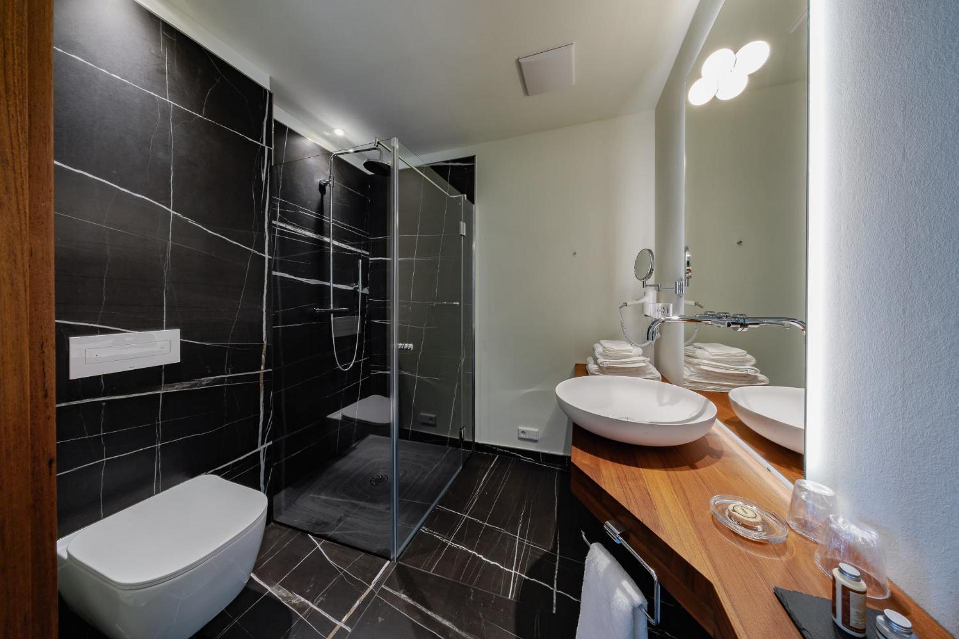 Double Room with Lake View - Photo 5