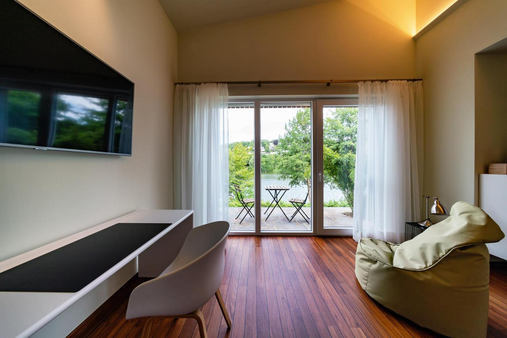 Double Room with Lake View - Photo 2