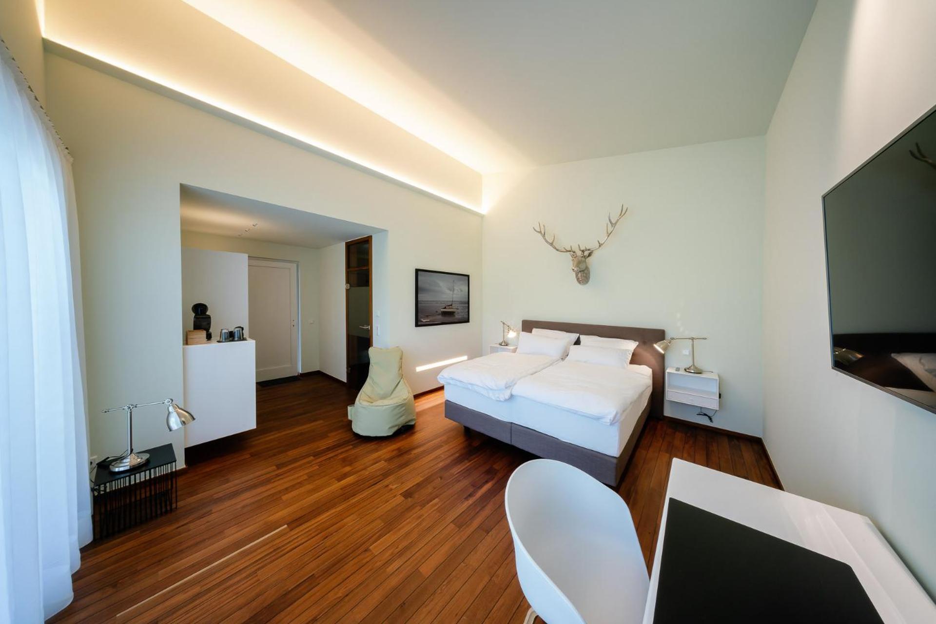 Double Room with Lake View - Photo 4