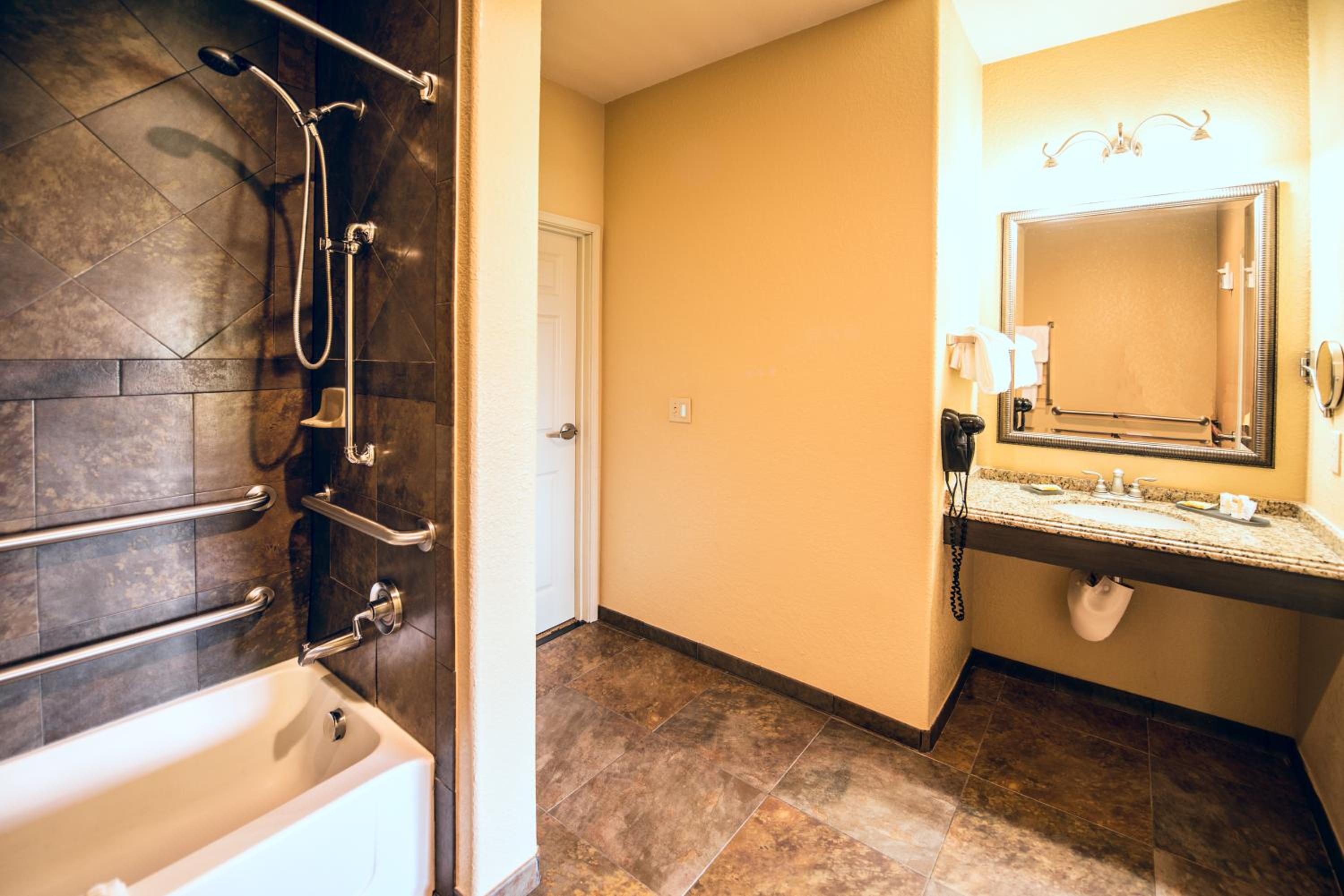 1 King Bed, Mobility/Hearing Accessible Suite, Lake View, Bathtub w/ Grab Bars - Photo 4