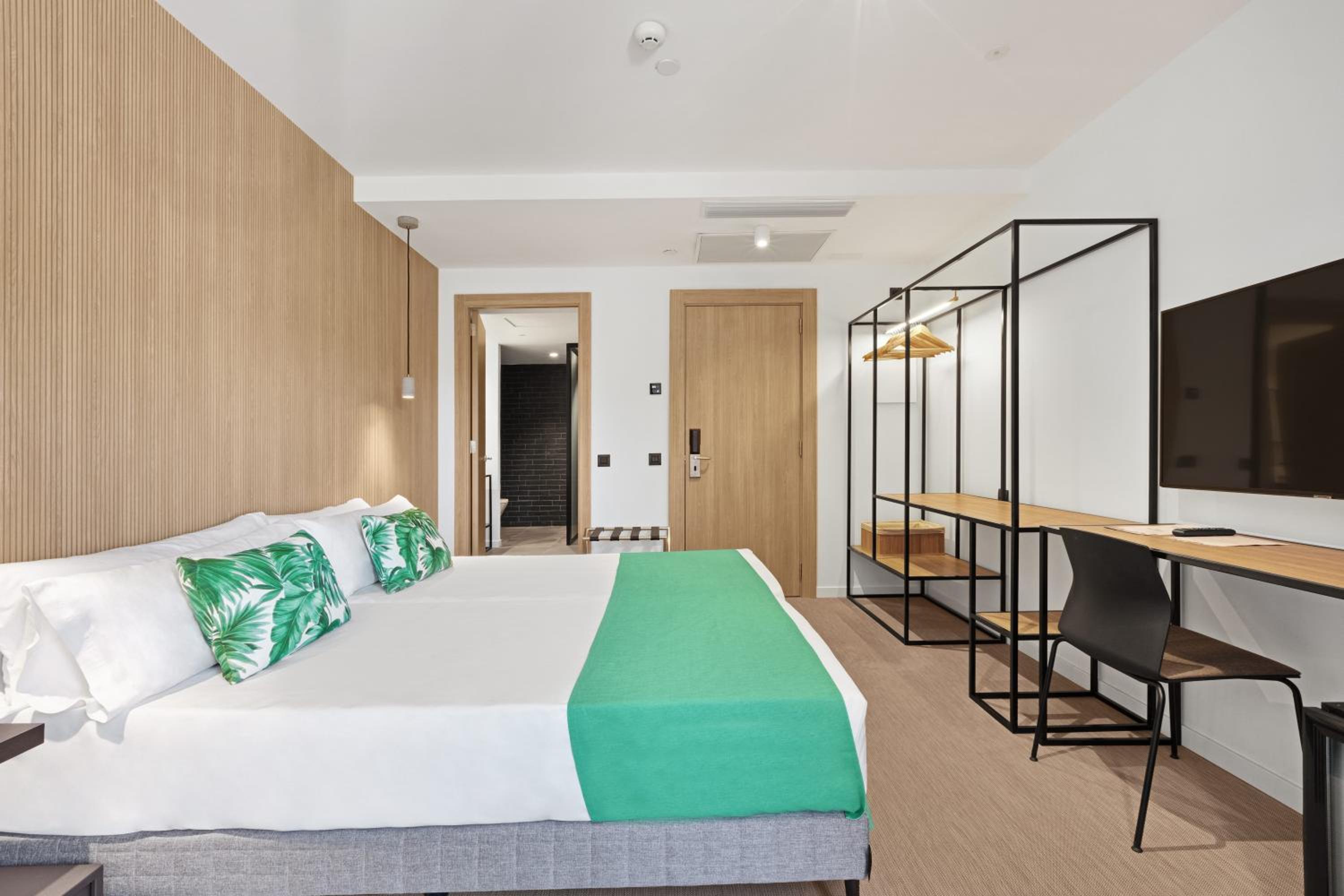 Double or Twin Room thumbnail 5