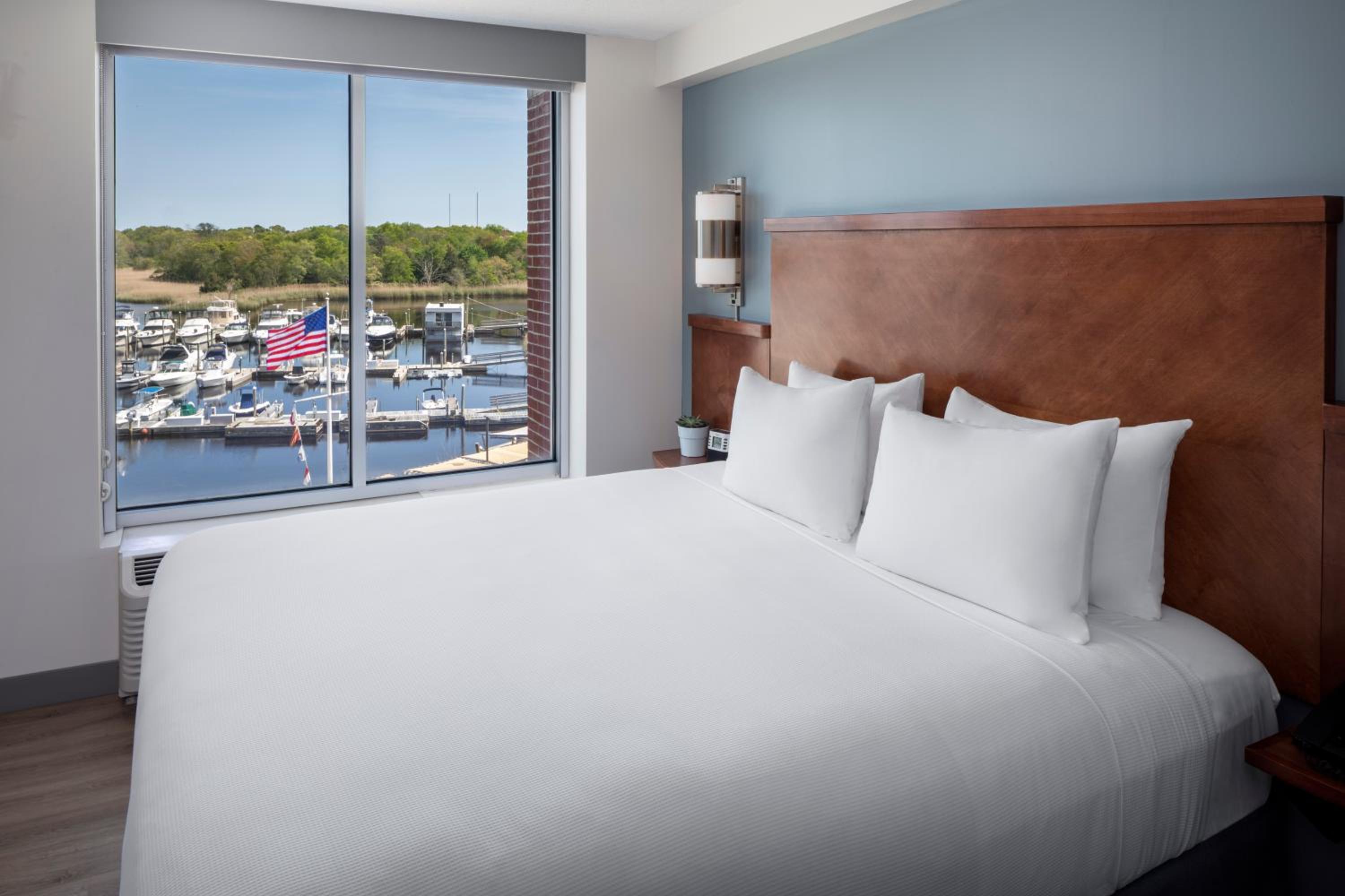 King Room with Sofa Bed and Water View photo 3