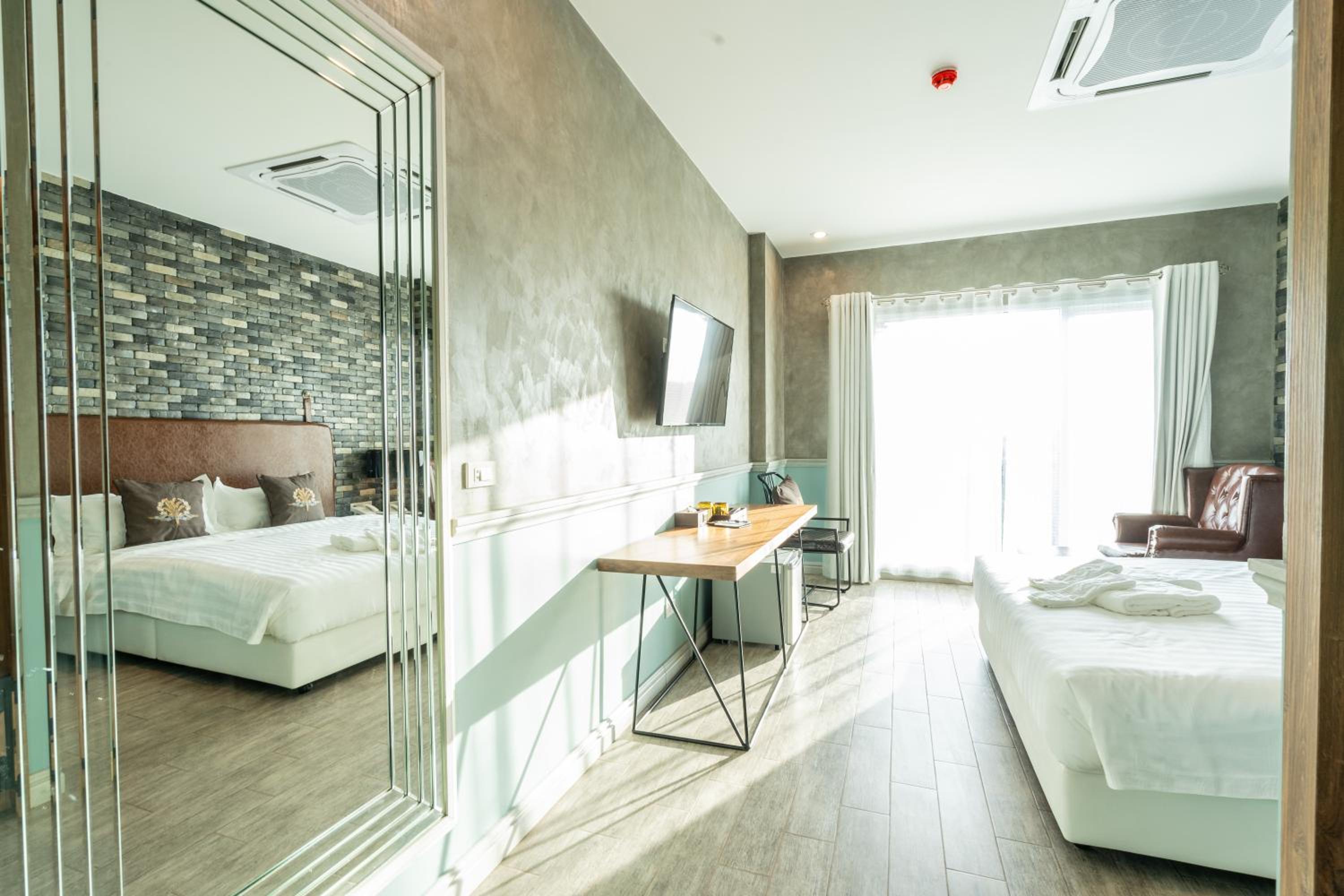 Standard Double Room - Photo 11
