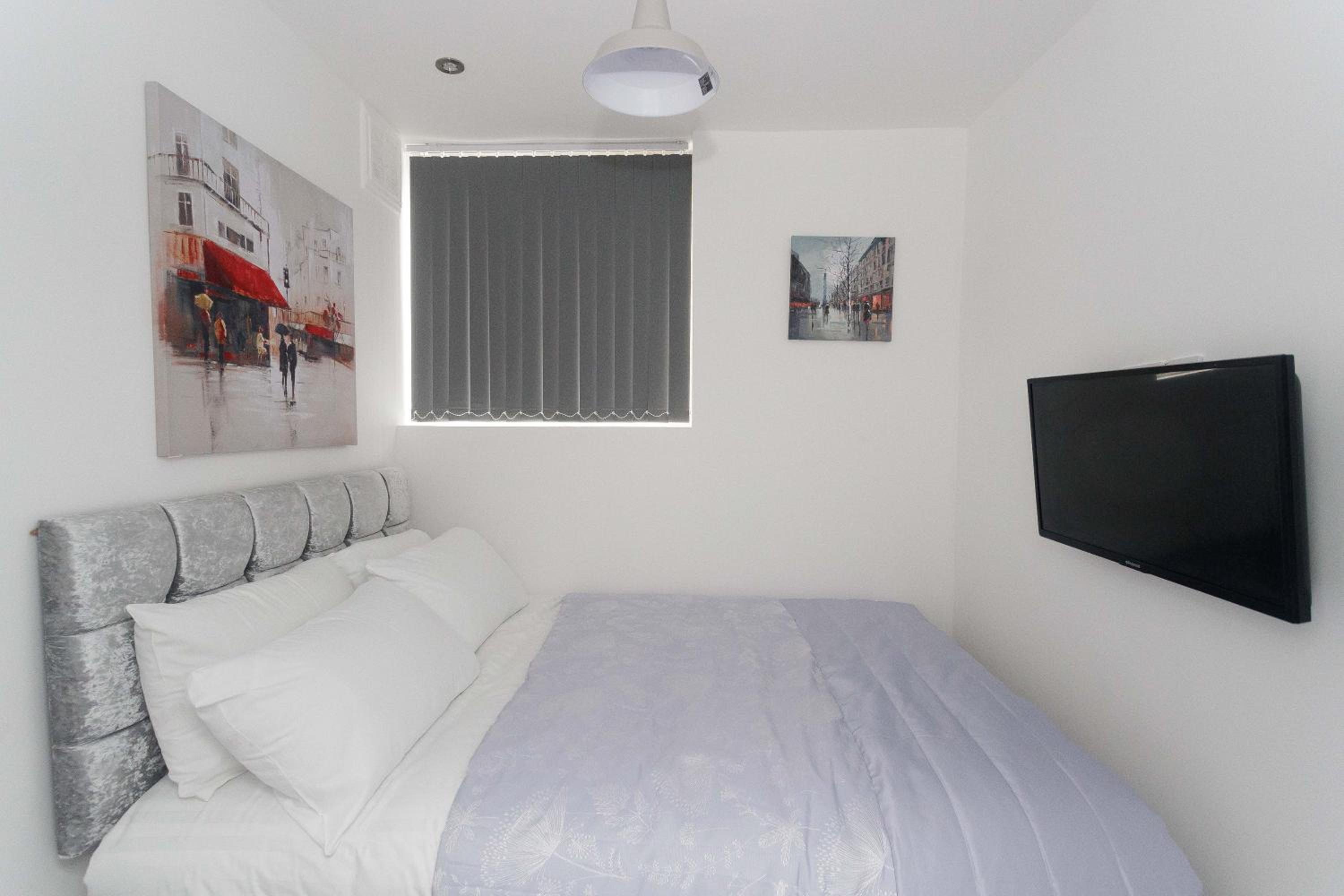 Three-Bedroom Apartment - Photo 6