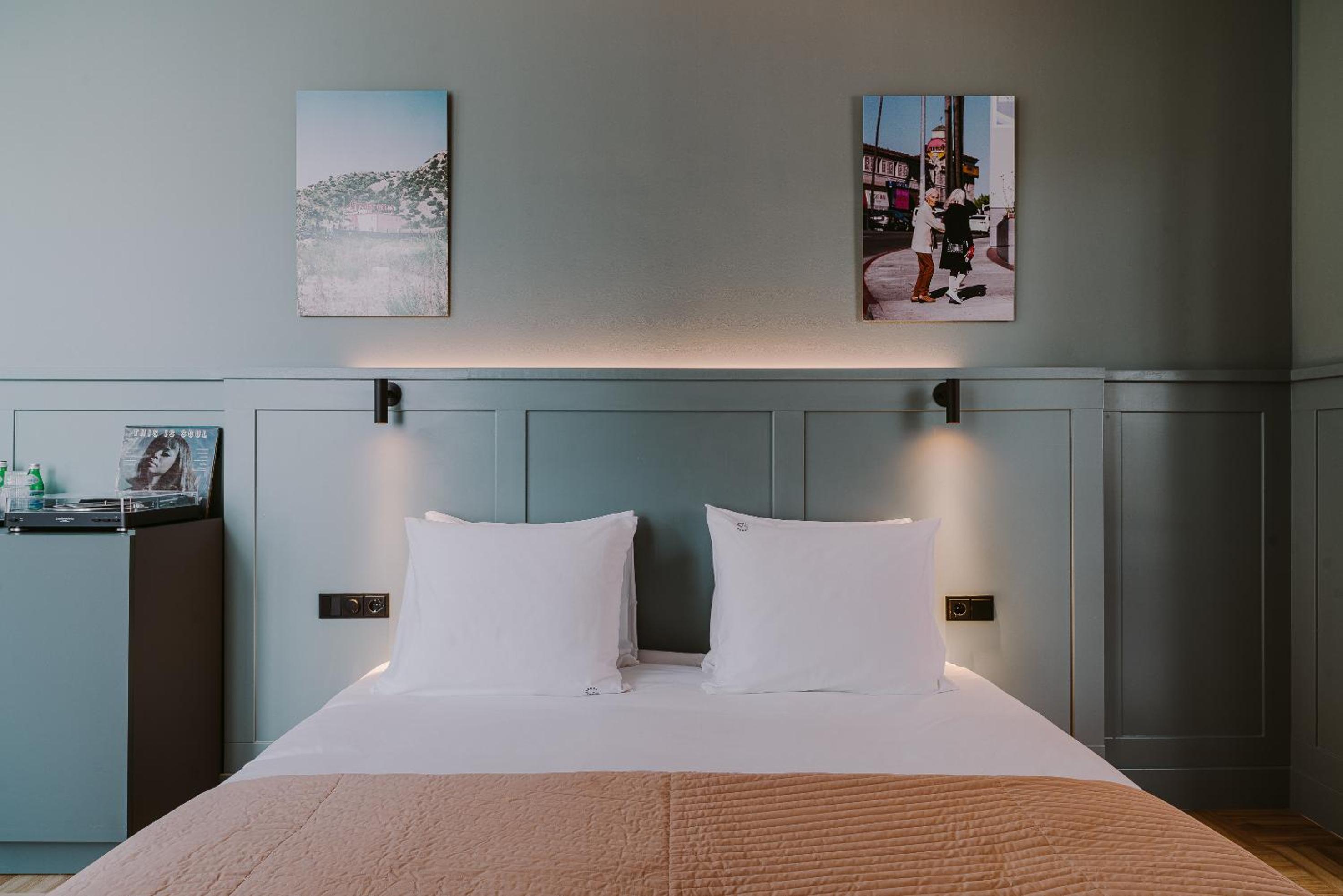 Deluxe Double Room with Balcony - Photo 8