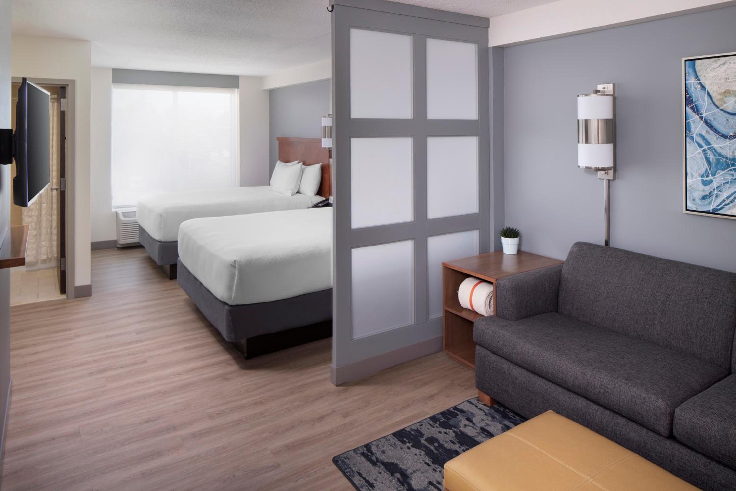 Queen Room with Two Queen Beds and Sofa Bed photo 3