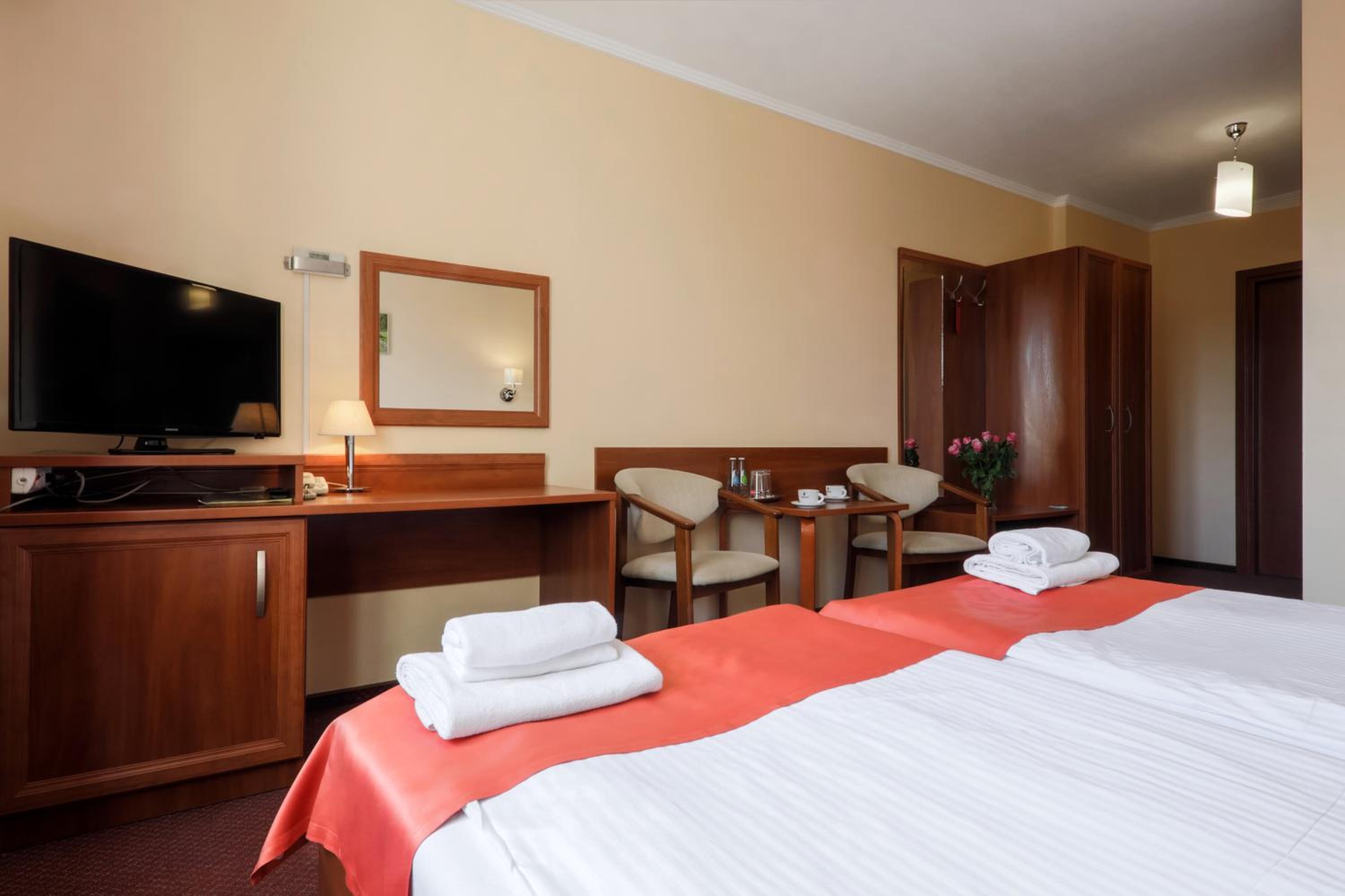 Twin Room with Private Bathroom - Photo 1