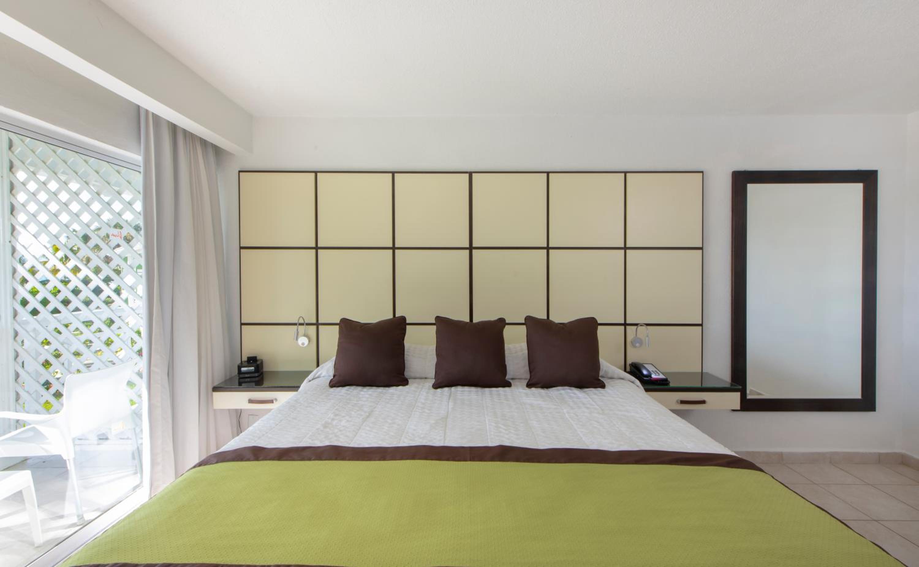 Superior King Room with Ocean View, Non-Smoking - Photo 4