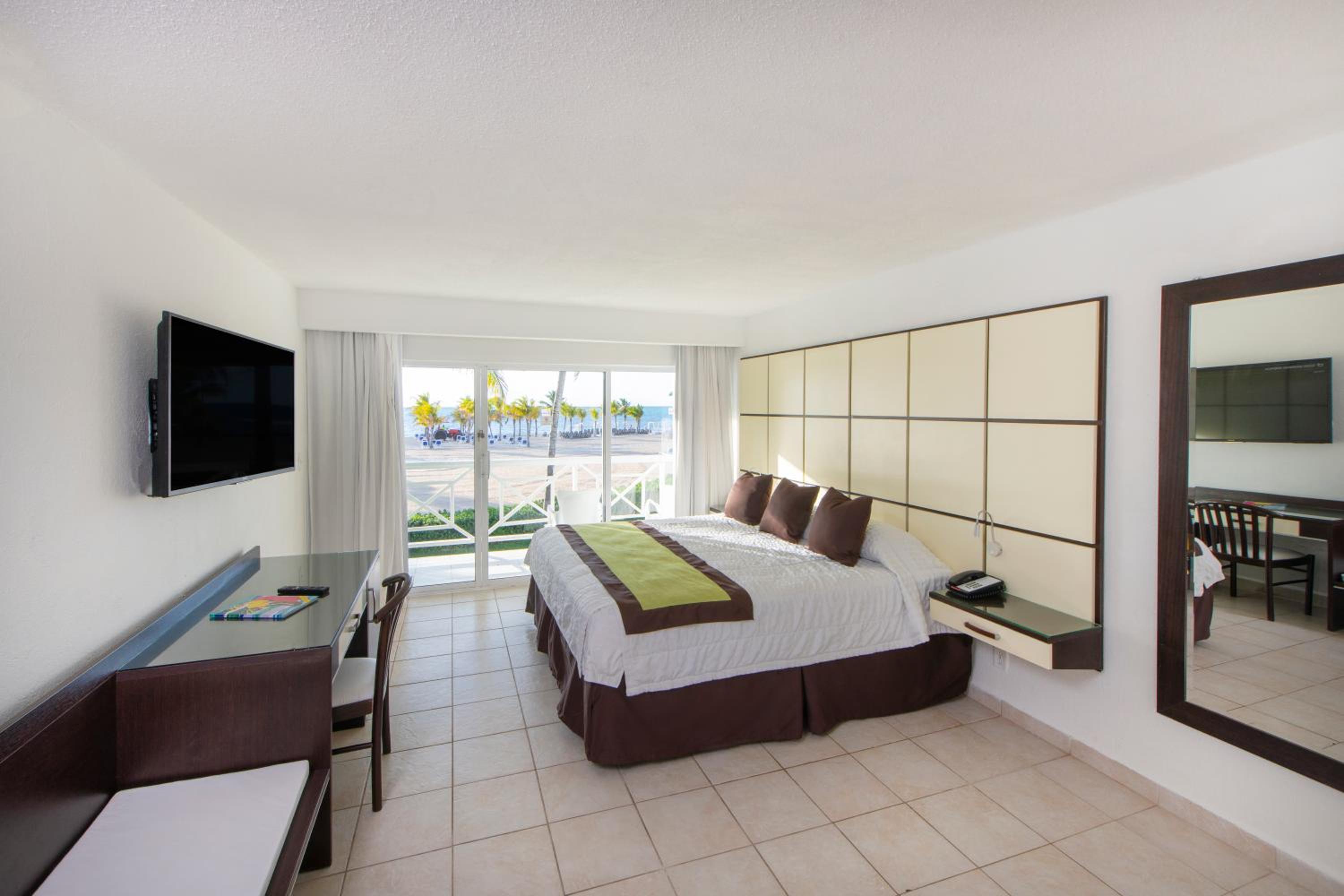 Superior King Room with Ocean View, Non-Smoking - Photo 2